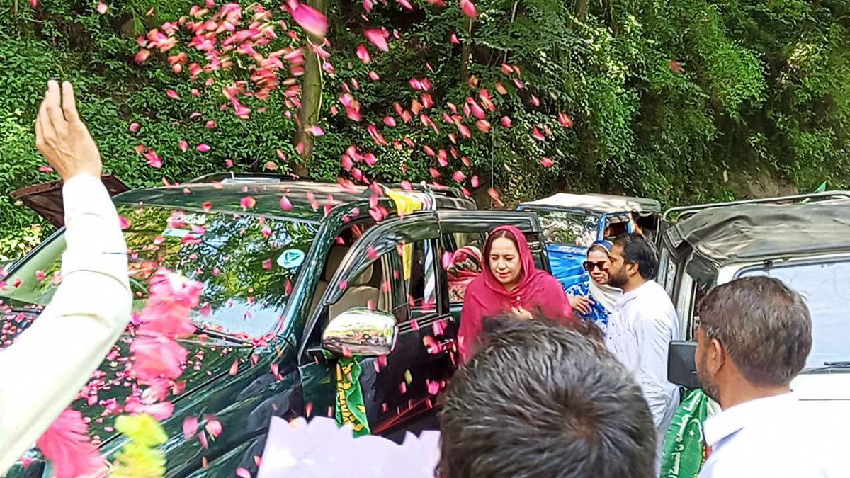 PMLN065's tweet photo. ممبر قانون ساز اسمبلی آزاد جموں و کشمیر محترمہ مریم کشمیری کا اپنے حلقہ پہنچنے پر شاندار استقبال 
عوام کا جم غفیر امڈ آیا پھولوں کی پتیاں نچھاور کی گئی 
خواتین کی بڑی تعداد نے استقبال کیا
@pmln_org https://t.co/Mf1ZDjlsOA
