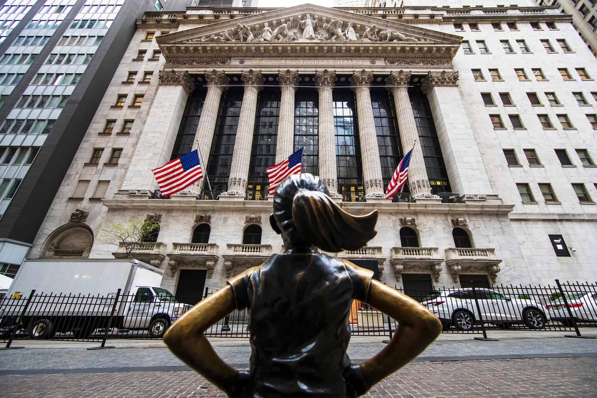 coinbureau's tweet photo. 🚨HUGE: The NYSE is working to bring $40 TRILLION in US stocks and ETFs ONCHAIN.

The exchange has spent a year testing Avalanche and is building a tokenized securities platform with onchain settlement and stablecoin-based funding.

Tokenized shareholders will keep full dividend and voting rights with instant settlement and fractional shares.

"Avalanche checks a lot of those boxes for us," ICE's Head of Strategic Initiatives said, per The Block.