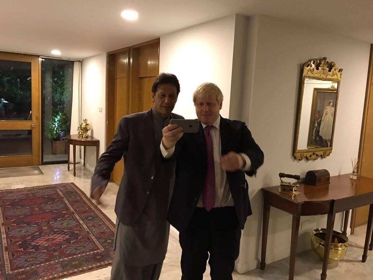 BalochNadir5's tweet photo. سابق برطانوی وزیراعظم 
بورس جانسن  کا آرٹیل پڑھیں:
’’اس وقت مجھے خدشہ ہے کہ ایسا محسوس ہوتا ہے جیسے پاکستانی حکام فعال طور پر یہ امید کر رہے ہیں کہ عمران خان جیل میں ہی مر جائیں گے۔ اگر ایسا ہوا تو یہ پاکستان کی ساکھ پر ایک سنگین داغ ہوگا۔ اس کوٹھڑی کا تالا کھولیں اور عمران خان کو آزاد کریں‘‘

جیل کی اس کوٹھڑی کا تالا کھولیں اور عمران خان کو رہا کریں
پاکستان کی ایک جیل میں ایک چھوٹی، نم زدہ اور کی��وں سے بھری کوٹھڑی میں 73 سالہ شخص موت کا انتظار کر رہا ہے۔ اسے کئی کئی دن تک قیدِ تنہائی میں رکھا جاتا ہے۔ وہ مناسب طریقے سے ورزش بھی نہیں کر سکتا، کیونکہ اس کا کمرہ، جس میں بیت الخلا بھی شامل ہے، صرف 6 فٹ چوڑا اور 8 فٹ لمبا ہے۔
اس کمرے میں کوئی کھڑکی نہیں ہے۔ بعض اوقات لائٹس بند کر دی جاتی ہیں، جس کے باعث وہ کئی کئی دن اندھیرے میں بیٹھا رہتا ہے اور دوبارہ دیکھنے کے قابل ہونے کا انتظار کرتا ہے۔ طویل عرصے تک اسے کتابوں یا اخبارات تک رسائی نہیں دی جاتی، ملاقات کی اجازت تو دور کی بات ہے۔ نتیجتاً وہ خود کو بیرونی دنیا سے تیزی سے کٹا ہوا محسوس کرتا ہے اور اپنی ذہنی صحت کے بارے میں خوفزدہ ہے۔
اسے ان حالات میں قید ہوئے اب تین سال سے زیادہ عرصہ گزر چکا ہے۔ اس دوران اس نے گرمیوں کی شدید حدت اور سردیوں کی کڑاکے کی سردی برداشت کی ہے۔ ناقص اور تاخیر سے کیے گئے طبی علاج کے بعد اس کی دائیں آنکھ کی 85 فیصد بینائی ختم ہو چکی ہے۔
اسے جن حالات میں رکھا جا رہا ہے، ان کی گزشتہ دو برس کے دوران اقوام متحدہ کے تشدد کے خلاف خصوصی نمائندے نے تین مرتبہ مذمت کی ہے۔ ایمنسٹی انٹرنیشنل نے ��ھی تشویش کا اظہار کیا ہے اور شاید سب سے اہم بات یہ ہے کہ پاکستان کی سپریم کورٹ نے بھی اس معاملے پر تشویش ظاہر کی ہے۔ عدالت نے قرار دیا ہے کہ قیدی کو مناسب طبی سہولیات تک رسائی سے محروم رکھا جا رہا ہے۔
وہ قیدی، یقیناً، عمران خان ہیں، جو 2018 سے 2022 تک پاکستان کے وزیر اعظم رہے۔ ان کی تکالیف اب ایک عالمی اسکینڈل کی شکل اختیار کرتی جا رہی ہیں۔ عہدے سے ہٹائے جانے کے بعد سے انہیں سیاسی بنیادوں پر قائم کیے گئے مقدمات کی بھرمار کا سامنا ہے، جن کا مقصد انہیں مستقل طور پر عوامی زندگی سے باہر کرنا ہے۔
یہ الزامات اس قدر واضح طور پر بے بنیاد ثابت ہوئے ہیں کہ ان میں سے زیادہ تر مقدمات ختم ہو چکے ہیں۔ صرف ایک مقدمہ باقی ہے، جس میں الزام عائد کیا گیا ہے کہ عمران خان کی حکومت نے برطانوی حکومت کی کچھ رقم ایک مخصوص پراپرٹی ڈویلپر کو منتقل کرنے میں مدد کی، جس نے بعد ازاں عمران خان اور ان کی اہلیہ سے وابستہ ایک یونیورسٹی کو خطیر رقم عطیہ کی۔
اگر یہ الزامات ہر لحاظ سے درست بھی ہوں، اور عمران خان اپنی سزا کے خلاف اپیل کر رہے ہیں، تو بھی پاکستانی استغاثہ تسلیم کر چکا ہے کہ نہ عمران خان اور نہ ہی ان کی اہلیہ کو یونیورسٹی کو دیے گئے عطیے سے کوئی مالی فائدہ حاصل ہونا تھا۔
اگر یہ بھی درست مان لیا جائے کہ عمران خان کے خلاف نام نہاد القادر کیس میں کسی حد تک جواب طلبی بنتی ہے، اور میرے لیے یہ بات بھی قطعی واضح نہیں ہے، تو بھی انہوں نے اس قسم کے ذہنی اور جسمانی تشدد کا مستحق ہونے کے لیے کچھ نہیں کیا۔ سب سے بڑھ کر، وہ اس بات کے مستحق ہیں کہ ان کی اپیل پر فوری طور پر اور ایک آزاد عدالت میں سماعت کی جائے۔
اس کے بجائے انہیں جیل میں لفظی طور پر سڑ کر مرنے کے لیے چھوڑ دیا گیا ہے۔ اس کی وجہ یہ ہے کہ یہ مقدمہ کبھی کرپشن کے بارے میں تھا ہی نہیں، کیونکہ حقیقت میں عمران خان جدید دور کے سب سے زیادہ کھلے اور شفاف پاکستانی سیاست ��انوں میں سے ایک رہے ہیں۔
یہ مقدمہ بھی، عہدے سے ہٹائے جانے کے بعد ان کے خلاف ہونے والی تمام قانونی کارروائیوں کی طرح، پاکستانی فوج کی اس خواہش کے تحت چلایا گیا ہے کہ انہیں سیاسی منظرنامے سے ہٹا دیا جائے۔ ان کی غلطی یہ تھی کہ انہوں نے جمہوریت کو سنجیدگی سے لیا اور پاکستان کے عوام کے منتخب نمائندے کی حیثیت سے اپنے آئینی اختیارات استعمال کرنے کی کوشش کی۔
آئین کے تحت انہیں فوج کے سربراہ کا تقرر کرنے کا اختیار حاصل تھا، لیکن جب انہوں نے اپنی صوابدید استعمال کرتے ہوئے اپنے پسندیدہ امیدوار کو منتخب کرنا چاہا تو معلوم ہوا کہ جرنیلوں کے ارادے کچھ اور تھے۔
عمران خان نے پاکستان کے نظام کو تبدیل کرنے کی کوشش کی اور اس کی قیمت چکائی۔ بنیادی طور پر یہی وجہ ہے کہ وہ جیل میں ہیں۔
مجھے یہ وضاحت کر دینی چاہیے کہ میں عمران خان کو ذاتی طور پر جانتا ہوں اور انہیں پسند کرتا ہوں۔ انہوں نے پاکستان کے وزیر اعظم کی حیثیت سے کچھ اچھے کام کیے، یا کم از کم ان کی کوشش ضرور کی۔ جنگلات اور ماحولیات کے حوالے سے ان کے خیالات قابلِ ذکر تھے۔ وہ اس بات کو سمجھتے تھے کہ پاکستان میں خواتین کی خواندگی کتنی بنیادی اہمیت رکھتی ہے۔
خود سے پوچھیں کہ پاکستان دنیا کے ان چند ممالک میں کیوں شامل ہے جہاں آبادی میں مسلسل، وسیع اور غیر پائیدار اضافہ ہو رہا ہے؟ اس کا جواب شرح خواندگی کے اعداد و شمار میں واضح ہے۔ افغانستان کے علاوہ پاکستان کا شمار دنیا کے تقریباً ان ممالک میں ہوتا ہے جہاں خواتین کی خواندگی کی صورتحال انتہائی خراب ہے۔ تقریباً 50 فیصد پاکستانی خواتین اب بھی پڑھنے اور لکھنے سے قاصر ہیں۔
عمران خان سمجھتے تھے کہ یہ ان کے ملک کے لیے ایک تباہ کن صورتحال ہے اور انہوں نے اسے تبدیل کرنے کی کوشش کی۔ اس مقصد کے لیے بچیوں کو اسکول میں برقرار رکھنے کی حوصلہ افزائی کے لیے اضافی مالی مراعات کا منصوبہ بنایا گیا۔ شاید وہ اپنی خواہش کے مطابق زیادہ پیش رفت نہ کر سکے ہوں، لیکن اس کی بڑی وجہ کووڈ تھا، جس کے باعث لڑکوں اور لڑکیوں سمیت سب کے لیے اسکول بند رہے۔
وہ یقیناً ہر معاملے میں درست نہیں تھے۔ مجھے یاد ہے کہ روس کی جانب سے یوکرین پر حملے کے اگلے روز میں نے عمران خان کو فون کیا تھا اور محسوس کیا کہ وہ ماسکو کی مذمت کے معاملے میں مکمل طور پر دوٹوک نہیں تھے۔ لیکن بدقسمتی سے برطانیہ کے بعض دیگر معروف دوستوں اور اتحادیوں کے بارے میں بھی یہی بات کہی جا سکتی ہے۔
طالبان کے معاملے میں بھی ان کا مؤقف مکمل طور پر درست نہیں تھا۔ تاہم، یہ پاکستانی حکومت کی ایک دیرینہ پالیسی رہی ہے کہ کابل میں جو بھی حکومت ہو، خواہ وہ ک��نی ہی سخت گیر اور بنیاد پرست کیوں نہ ہو، اگر وہ بھارت کے ساتھ اتحاد نہ رکھتی ہو تو اس کی حمایت کی جائے۔
آپ عمران خان کے بعض رویوں اور ان کے نوعمرانہ نوعیت کے امریکہ مخالف خیالات پر اعتراض کر سکتے ہیں، لیکن ان کے کسی بیان یا اقدام سے یہ جواز پیدا نہیں ہوتا کہ پاکستانی جرنیل سابق وزیر اعظم کے ساتھ اس قدر سفاکانہ سلوک کریں۔ انہیں بدترین حالات میں قید رکھا جا رہا ہے، ان کی صحت بگڑ رہی ہے، نئے مقدمے کی کوئی تاریخ مقرر نہیں اور رہائی کی بظاہر کوئی امید نظر نہیں آتی۔
وہ ایسا کیوں کر رہے ہیں؟
جواب سادہ ہے: وہ عمران خان سے خوفزدہ ہیں۔
عمران خان پاکستان، بلکہ دنیا کے عظیم ترین کرکٹ ہیروز میں سے ایک ہیں۔ انہوں نے اپنے ملک کو بھارت اور انگلینڈ کے خلاف پہلی مرتبہ ٹیسٹ فتوحات دلائیں۔ پھر 1992 میں 39 سال کی عمر میں پاکستان کو اس کی پہلی ورلڈ کپ فتح سے ہمکنار کیا۔
پاکستانی جرنیلوں کو خوف ہے کہ اگر عمران خان کو رہا کر دیا گیا تو پاکستان میں ان کے کروڑوں مداح انہیں اپنے کندھوں پر بٹھا کر اگلے دستیاب انتخابات میں ایک زبردست فتح سے ہمکنار کر دیں گے۔
یہی وجہ ہے کہ ان کے ساتھ اس قدر ظالمانہ سلوک کیا جا رہا ہے۔ یہاں تک کہ ان کے دونوں بیٹوں، سلیمان اور قاسم، کو بھی جیل میں ان سے ملاقات کے لیے ویزے جاری کرنے کی اجازت نہیں دی جا رہی۔
عمران خان کی مسلسل قید پاکستان کی جانب سے بزدلی پر مبنی ایک افسوس ناک اور غیر ضروری اقدام ہے، جبکہ برطانوی حکومت نے بھی اس معاملے پر اسی مناسبت سے انتہائی کمزور ردعمل دیا ہے۔
ان دونوں خان بیٹوں کے پاس برطانوی پاسپورٹ ہیں۔ عمران خان نے خود رائل گرامر اسکول ووسٹر سے تعلیم حاصل کی، کیبل کالج آکسفورڈ میں فلسفہ، سیاست اور معاشیات(PPE) کی تعلیم حاصل کی اور آکسفورڈ بلیوز ٹیم کی کپتانی کی، جس کے بعد ووسٹرشائر اور سرے کی جانب سے کرکٹ کھیلی۔
برطانیہ میں بھی ان کے لاکھوں مداح ہیں، پاکستان کی بات تو الگ ہے، لیکن اس کے باوجود برطانوی دفتر خارجہ نے ان کے حق میں بمشکل ہی کوئی آواز بلند کی ہے۔
برطانیہ کے پاکستان کے ساتھ طویل عرصے سے گہرے اور کئی صورتوں میں خاندانی تعلقات ہیں۔ عمران خان کو تین سال سے اذیت میں دیکھنے کے بعد اب وقت آ گیا ہے کہ ہم مصلحت پسندی ترک کریں، اپنا اثر و رسوخ استعمال کریں اور ان کی رہائی کا مطالبہ کریں۔
پاکستانی جرنیل، جن کی قیادت عاصم منیر کر رہے ہیں، اس وقت مضبوط پوزیشن میں ہیں۔ فیلڈ مارشل منیر ایران کے ساتھ مذاکرات میں اہم کردار ادا کرنے والے شخص بن چکے ہیں۔ وائٹ ہاؤس میں بھی ان کی پذیرائی کی جاتی ہے۔
فیلڈ مارشل کو خراب صحت کے شکار 73 سالہ شخص سے خوفزدہ ہونے کی کوئی وجہ نہیں۔ عمران خان کو رہا کرنا، اور اگر ضروری ہو تو اپیل کی سماعت تک انہیں گھر میں نظر بند رکھنا، ایک واضح اور انسانی اقدام ہوگا۔
سب سے بڑھ کر، یہ پاکستان کی اپنی سپریم کورٹ کے فیصلے سے مطابقت رکھتا ہوگا۔
اس وقت مجھے خدشہ ہے کہ ایسا محسوس ہوتا ہے جیسے پاکستانی حکام فعال طور پر یہ امید کر رہے ہیں کہ عمران خان جیل میں ہی مر جائیں گے۔ اگر ایسا ہوا تو یہ پاکستان کی ساکھ پر ایک سنگین داغ ہوگا۔
اس کوٹھڑی کا تالا کھولیں اور عمران خان کو آزاد کریں۔