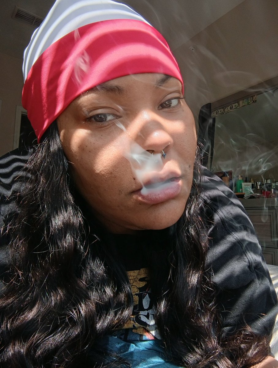 RogueStillReady's tweet photo. Where's my stoner Baddies and Daddies 🌬️🌬️🌬️🌬️ https://t.co/JV3dCPNLO0