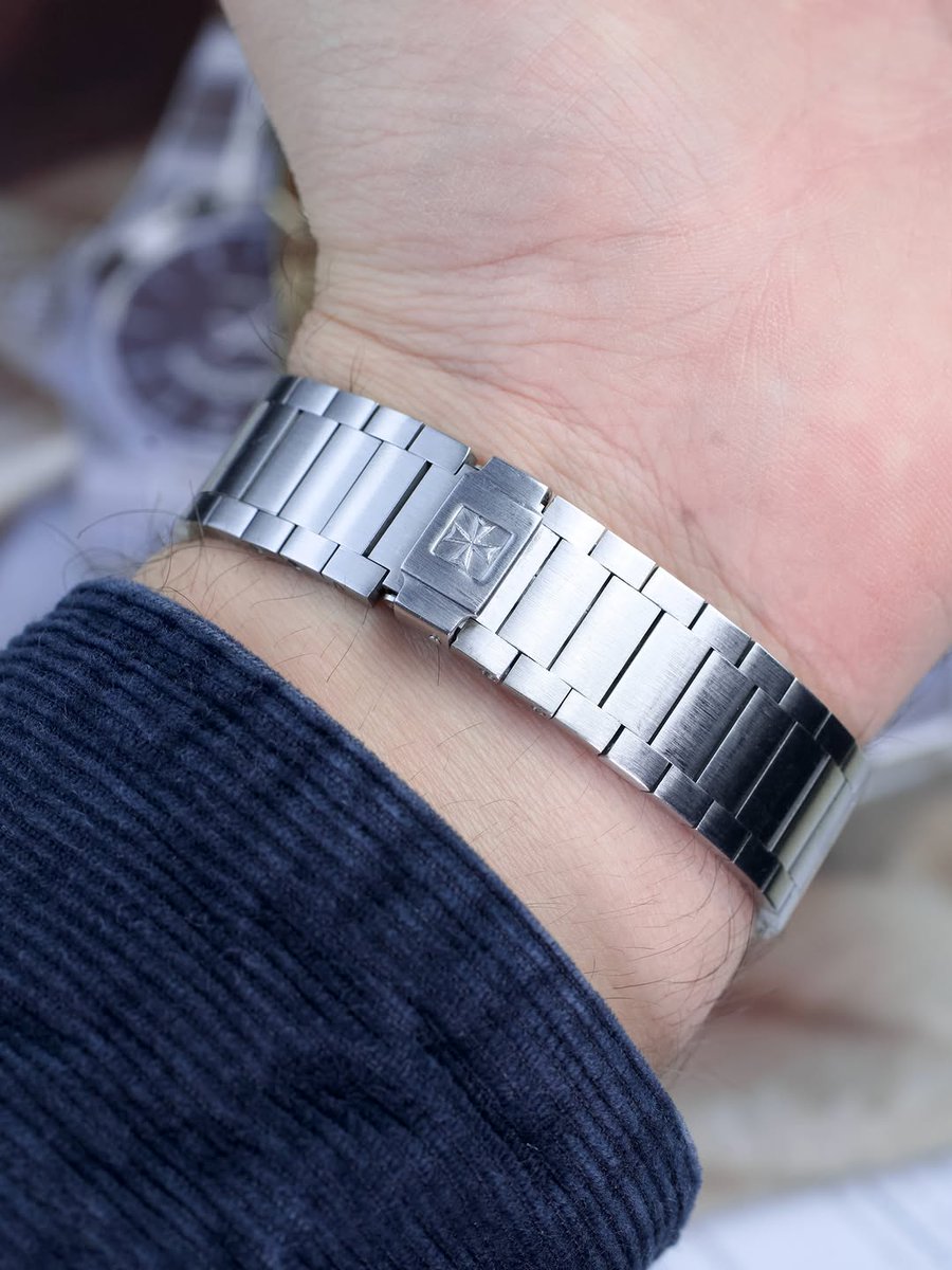 ManZonex's tweet photo. Vacheron Constatin 2215 Choronometer Royal
Perfect proportions on the wrist! https://t.co/NuqB7gAk9x