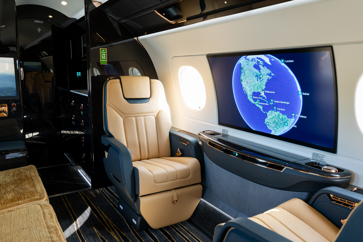 DefenseLrca's tweet photo. Embraer entrega à Flexjet o primeiro Praetor 600E
- Operadora prevê 12 unidades até o fim de 2026; jato estreia cabine renovada com tela de 42 polegadas e inaugura nova etapa do acordo de até US$ 7 bilhões
#Embraer #Praetor600E #embj3 #Flexjet
https://t.co/EyjkCCCTwx https://t.co/QXxk3sHWBU