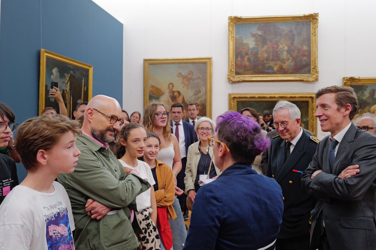 EdouardGeffray's tweet photo. La culture ouvre les horizons, donne des repères et forme des citoyens libres. L’École doit en ouvrir les portes à chaque élève.

Aujourd’hui à Nancy, les collégiens de Niki de Saint Phalle et de La Craffe en font la démonstration : théâtre, arts plastiques, cinéma, médias, découverte du patrimoine… Ils rencontrent les œuvres, pratiquent et créent.

Pour que cette ambition bénéficie à tous, il faut aller plus loin. Nous allons :

👉 Faire découvrir le patrimoine de proximité, en encourageant les partenariats entre les établissements scolaires et les lieux culturels qui les entourent.

👉 Donner le goût de lire, avec des recommandations de lecture adressées aux familles avant chaque période de vacances.

👉 Transmettre le goût des grandes œuvres : chaque mois, une personnalité partagera une œuvre littéraire ou cinématographique qui l’a marquée, accompagnée de ressources pédagogiques pour les classes.

👉 Passer du petit au grand écran, avec la publication, dans les prochains jours, d’un référentiel pour construire un parcours progressif d’éducation au cinéma et à l’image animée.

👉 Mieux reconnaître le rôle des professeurs documentalistes, véritables passeurs de culture.

Connaître, rencontrer, pratiquer : chaque élève doit pouvoir vivre ces trois piliers de l’éducation artistique et culturelle.