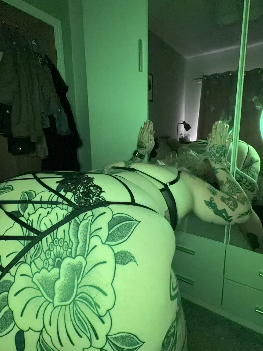 curvy_gymmilf90's tweet photo. Best of both worlds. See my big ass bouncing on your dick and seeing my face as you slide inside my pussy #pussy #sex #lingerie #mirror #pawg #bendover #milf #bigass #phatass #slut #curvy #curvywomen #curvytattoos #chubby #hotwife #girlswithtattoos #mmf #mfm https://t.co/affUdg0ZW9