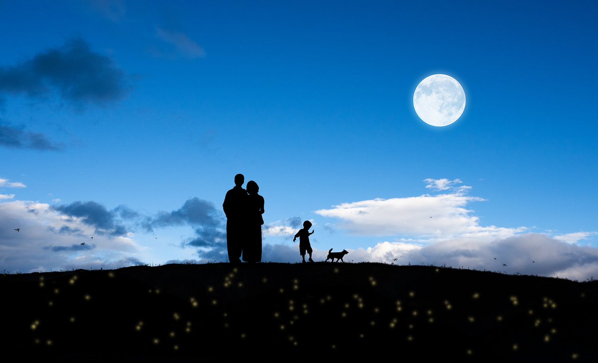 IonaFazziqv's tweet photo. Missing the sound of your laugh across the miles – but a late-night voice note + this pic of our same moon still makes my day. https://t.co/RImz1PDxbe