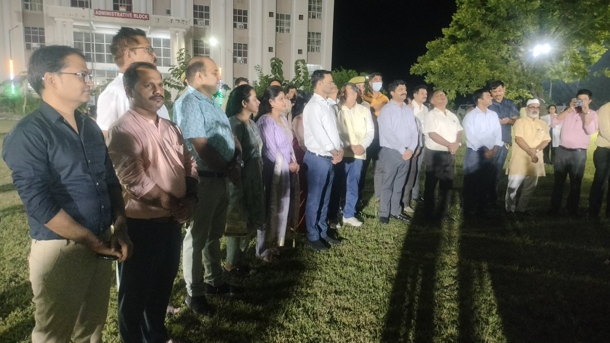asmcetah's tweet photo. MeUP के VALASMC एटा में माननीय प्रधानमंत्री श्री मोदी जी के जन्मदिवस एवं सेवा संकल्प अभियान के तहत कॉलेज परिसर में श्री अरविन्द सिंह जिलाधिकारी, श्री राजेंद्र मिश्रा एवं प्राचार्य डॉ बलवीर सिंह ने दीपोत्सव कार्यक्रम का सुभारम्भ किया गया @MeUPGovt #DMETAH #mladavidverma https://t.co/yQGN6pcLfS
