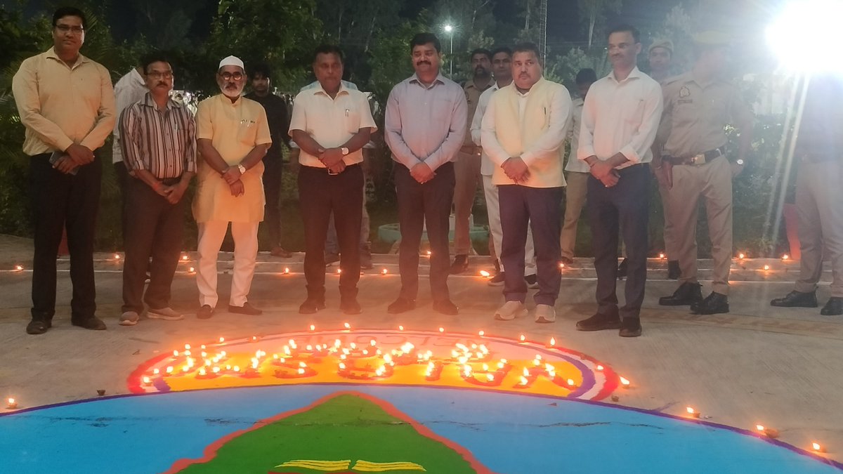 asmcetah's tweet photo. MeUP के VALASMC एटा में माननीय प्रधानमंत्री श्री मोदी जी के जन्मदिवस एवं सेवा संकल्प अभियान के तहत कॉलेज परिसर में श्री अरविन्द सिंह जिलाधिकारी, श्री राजेंद्र मिश्रा एवं प्राचार्य डॉ बलवीर सिंह ने दीपोत्सव कार्यक्रम का सुभारम्भ किया गया @MeUPGovt #DMETAH #mladavidverma https://t.co/yQGN6pcLfS