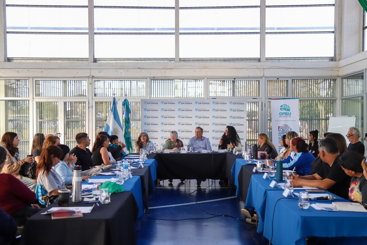 OpisuPba's tweet photo. 🗣️ @barriosromi junto a las autoridades del Instituto Universitario Vucetich, Hernán Legnani; Belén Mora y María Ernestina Alonso, encabezaron un encuentro preparatorio de cara a la Primera Jornada Provincial de Seguridad Ciudadana: “El desafío de vivir juntos y vivir bien”. https://t.co/HCxF96TB3I