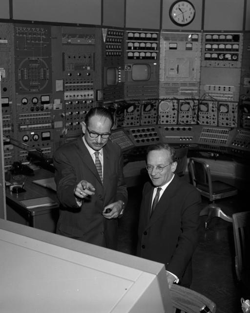 RWPhysics's tweet photo. On September 18, 1907, Edwin McMillan was born.

In 1940, he and his colleagues discovered neptunium, the first element beyond uranium.

Uranium has 92 protons.

Neptunium has 93.

Their work opened the door to a new region of the periodic table.

There was more matter beyond uranium than nature had revealed.