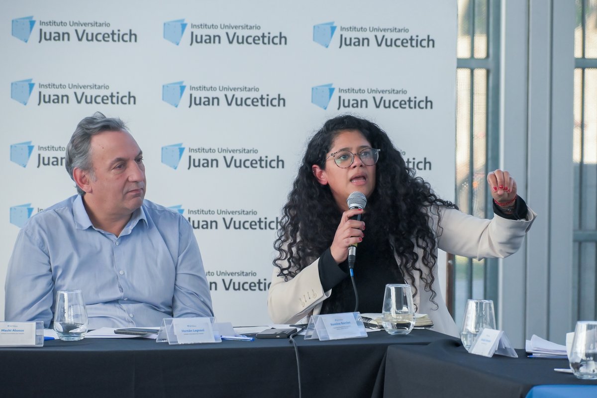 OpisuPba's tweet photo. 🗣️ @barriosromi junto a las autoridades del Instituto Universitario Vucetich, Hernán Legnani; Belén Mora y María Ernestina Alonso, encabezaron un encuentro preparatorio de cara a la Primera Jornada Provincial de Seguridad Ciudadana: “El desafío de vivir juntos y vivir bien”. https://t.co/HCxF96TB3I