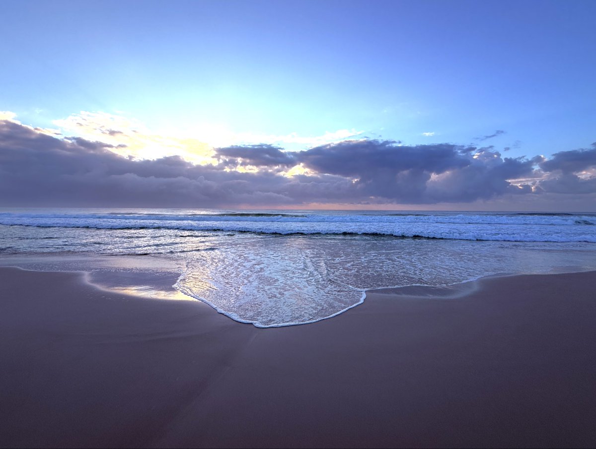 WatchingCryptYo's tweet photo. Just checking in from the beaches of Australia 🥰🌊 https://t.co/x3x5MyU3vP