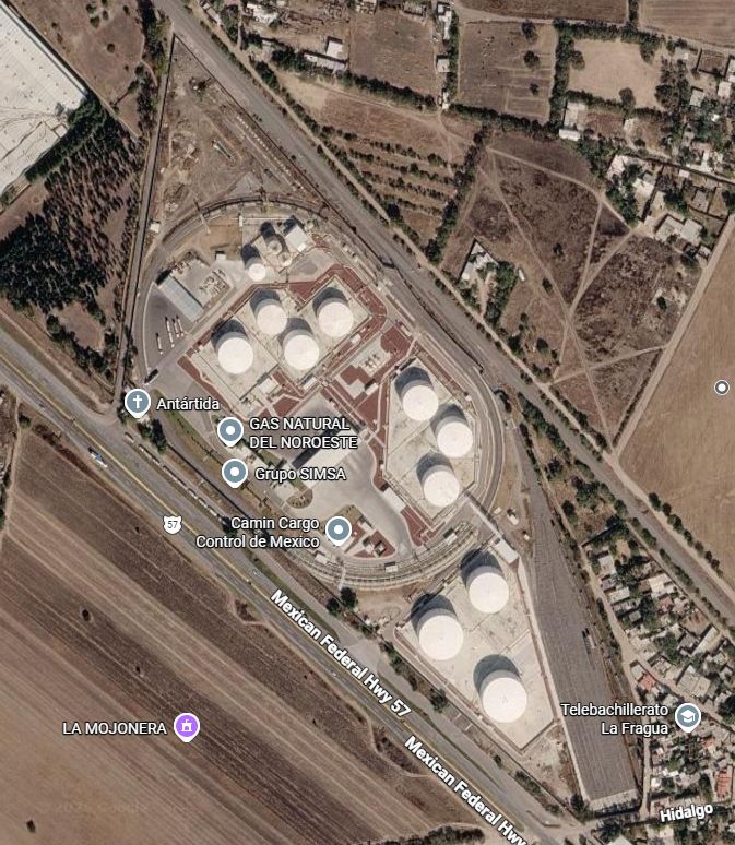 Vherga01's tweet photo. @PFifiona No me cansaré de decirlo: 
A 9 km de la base de la @GN_MEXICO_ y no lo vieron?
A pie de carretera y nunca se preguntaron de quién era?
Hasta aparece el Google Maps como parte de @Grupo_SIMSA. Increíble su estupidez al pensar que vamos a creerles que no sabían nada. https://t.co/Lu7TnlDAAB
