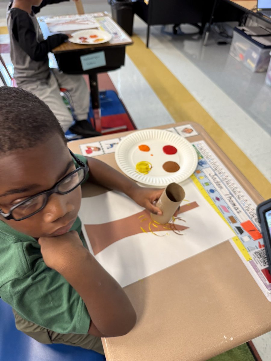 Richardella_FLC's tweet photo. Getting ready for Fall with our Fun Friday craft! https://t.co/VQOiOqybNJ