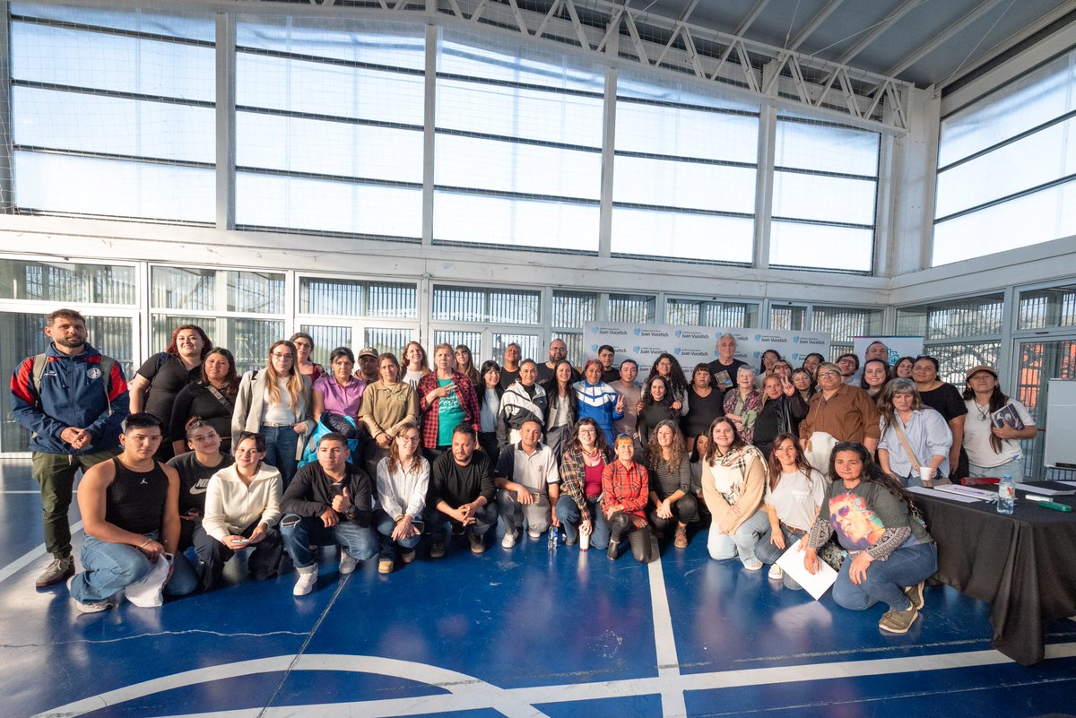 OpisuPba's tweet photo. 📌 El encuentro permitió recuperar junto a referentes de Quilmes, La Matanza, Luján y Lanús, las experiencias y saberes construidos, poniendo en común los desafíos que atraviesan los barrios populares y las estrategias de cuidado y acompañamiento de las nuevas generaciones. https://t.co/PzX94vAYhJ