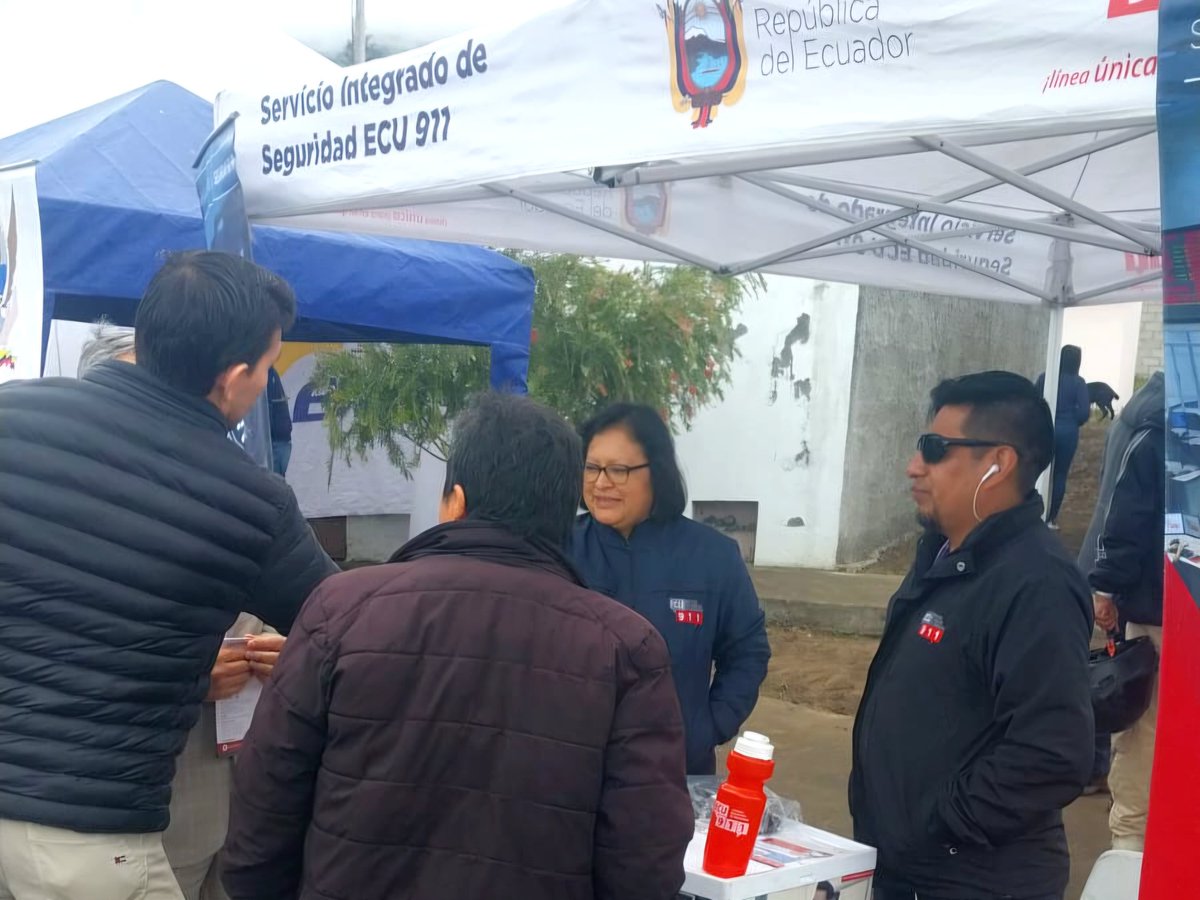 ECU911Ambato's tweet photo. 📍 #Pelileo | Personal del @ECU911_, junto a nuestro superhéroe #Ecutron, participaron en la Brigada Social en el marco de la Feria de Vivienda La Paz II Etapa, el la parroquia Huambaló. 🎉🤝
📲 Durante la actividad se socializó con la ciudadanía el uso adecuado de la #LíneaÚnicaParaEmergencias 9-1-1 y los servicios tecnológicos que brinda el #ECU911 para la coordinación y atención de emergencias. Además, se dio a conocer el funcionamiento y los beneficios del aplicativo #BotónVioletaECU911, herramienta tecnológica de apoyo para mujeres víctimas de violencia. 🟣✅