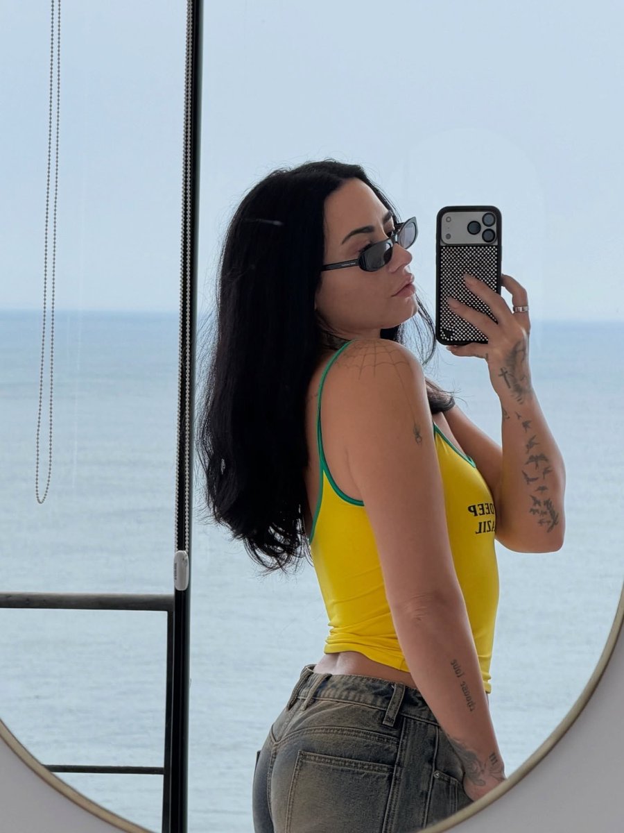 demilovatobr's tweet photo. “eu amo o brasil. eu amo os meus fãs. eu amo a minha equipe. eu amo o oceano. eu amo brigadeiro. eu amo o @airbnb &amp; obrigado pela estadia 💚💛💙💚💛💙💚💛💙”. 

📸 Demi Lovato via Instagram. https://t.co/dsamMlPlNs