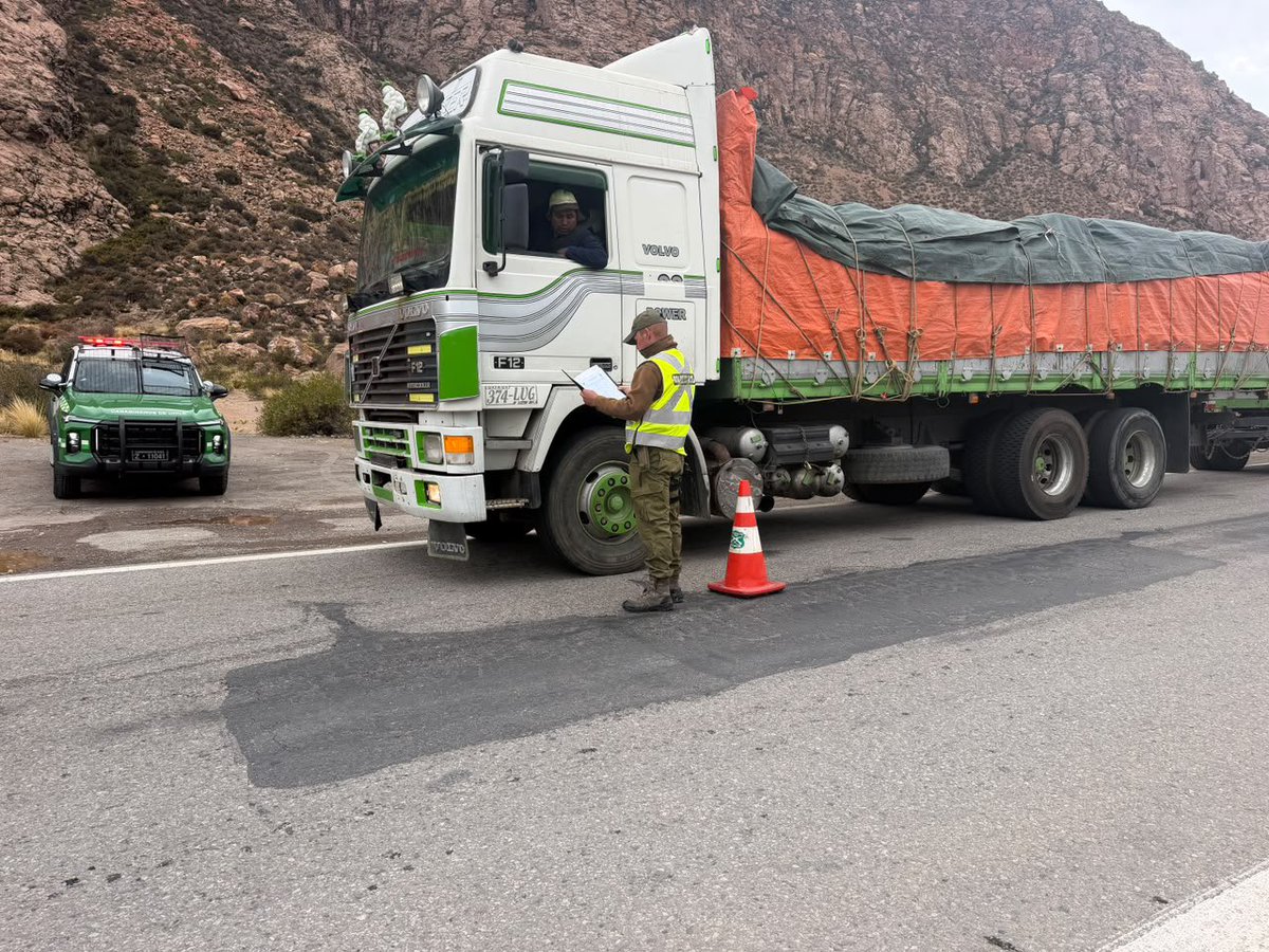CarabArica's tweet photo. Carabineros de la 2a Comisaría #Putre, por un 18 y Fiestas Patrias seguros, desplegados con servicios preventivos en diferentes sectores de la comuna, para evitar accidentes de tránsito en la Ruta 11-CH 🚔👮🏽♀️🚨 https://t.co/THeHjuZ7cm