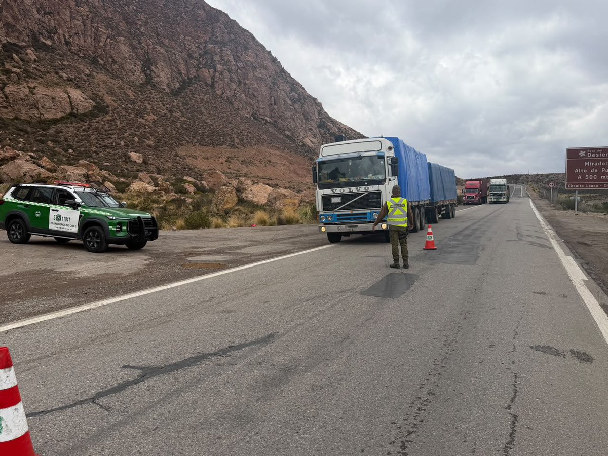 CarabArica's tweet photo. Carabineros de la 2a Comisaría #Putre, por un 18 y Fiestas Patrias seguros, desplegados con servicios preventivos en diferentes sectores de la comuna, para evitar accidentes de tránsito en la Ruta 11-CH 🚔👮🏽♀️🚨 https://t.co/THeHjuZ7cm