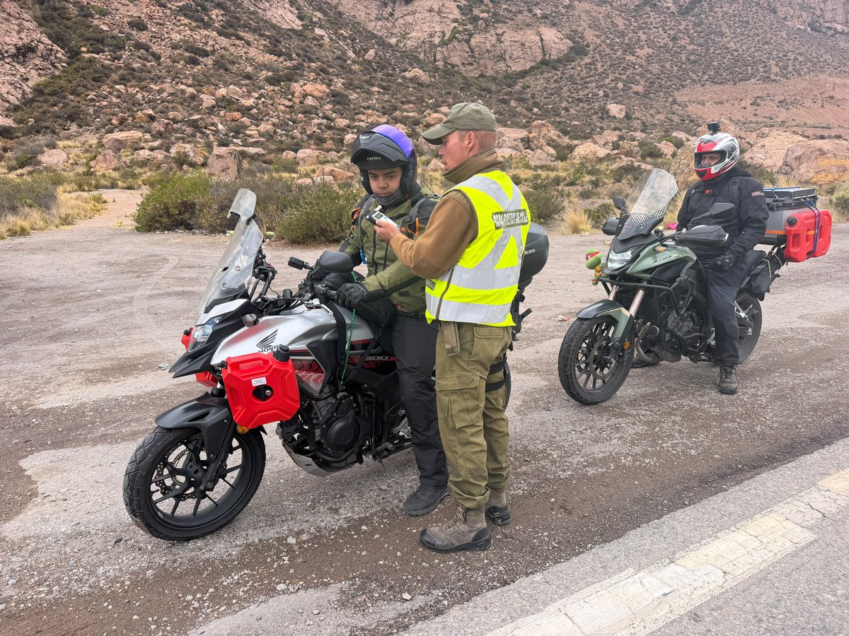 CarabArica's tweet photo. Carabineros de la 2a Comisaría #Putre, por un 18 y Fiestas Patrias seguros, desplegados con servicios preventivos en diferentes sectores de la comuna, para evitar accidentes de tránsito en la Ruta 11-CH 🚔👮🏽♀️🚨 https://t.co/THeHjuZ7cm