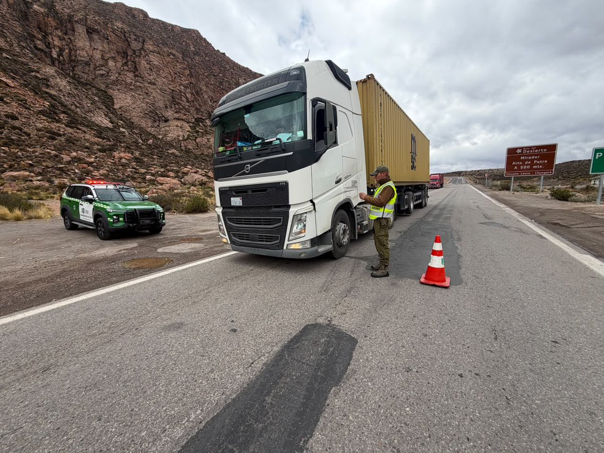CarabArica's tweet photo. Carabineros de la 2a Comisaría #Putre, por un 18 y Fiestas Patrias seguros, desplegados con servicios preventivos en diferentes sectores de la comuna, para evitar accidentes de tránsito en la Ruta 11-CH 🚔👮🏽♀️🚨 https://t.co/THeHjuZ7cm