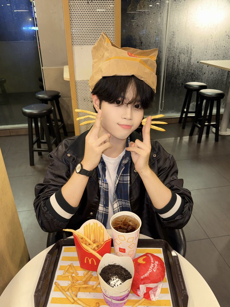 Danbz30_'s tweet photo. 🍔🍟✨💛 https://t.co/KZWP5iE3Av