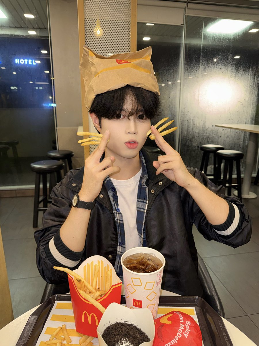 Danbz30_'s tweet photo. 🍔🍟✨💛 https://t.co/KZWP5iE3Av
