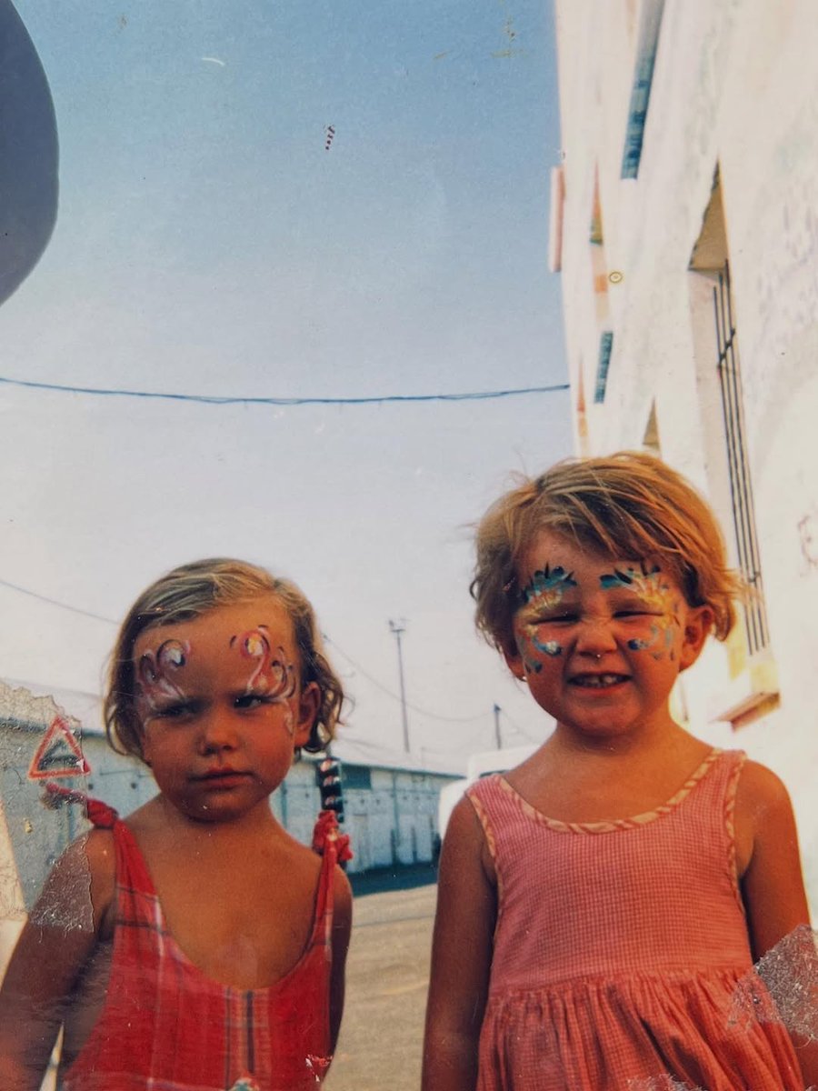 rodrigoherrerra's tweet photo. 26 ans d’amour partagé entre jumelles ❤️❤️❤️❤️ https://t.co/SDggswp5nq
