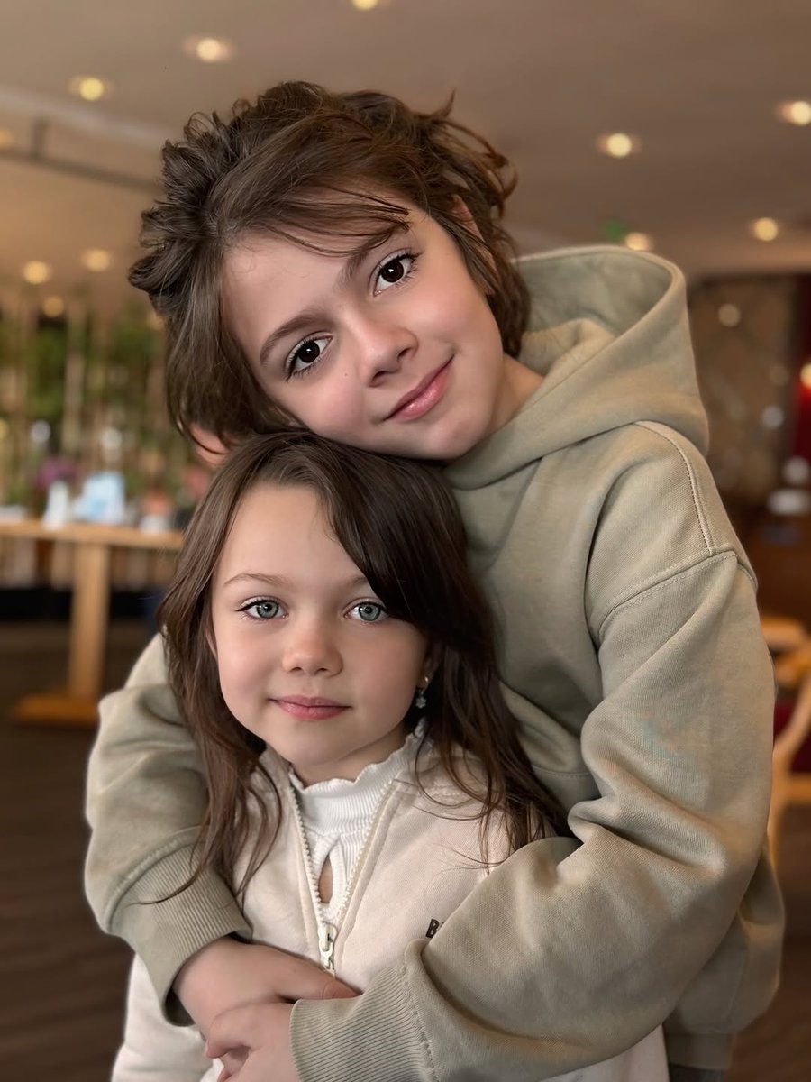 anruanoje's tweet photo. 🫶 Kardeşlik; kalbinde başka bir bedende atan bir parça hissetmektir. En çok onunla kavga eder, ona en çok sığınırsın. Herkes seni yanlış yapsa da o, gözlerine bakıp içini anlar. Zaman geçer, belki yollar ayrılır ama çocukluğunun o masum halini bilen ... https://t.co/nmfs5nyhHn
