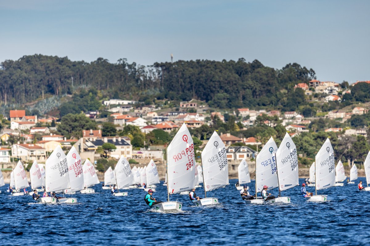 RegataReyJC's tweet photo. 📰☀️🌬️ ¡Gran estreno en Sanxenxo!

La @RegataReyJC  – @elcorteingles Máster arranca con magníficas condiciones y pleno de pruebas

⛵ Bribon, Mirfak, Urbapaz, Raygrass III, Guilherme Magalhaes y Pia Próspero, primeros líderes

ℹ️ 🔗 https://t.co/pa320bmoM4

@concello_sxx https://t.co/7wL5OQWOOl