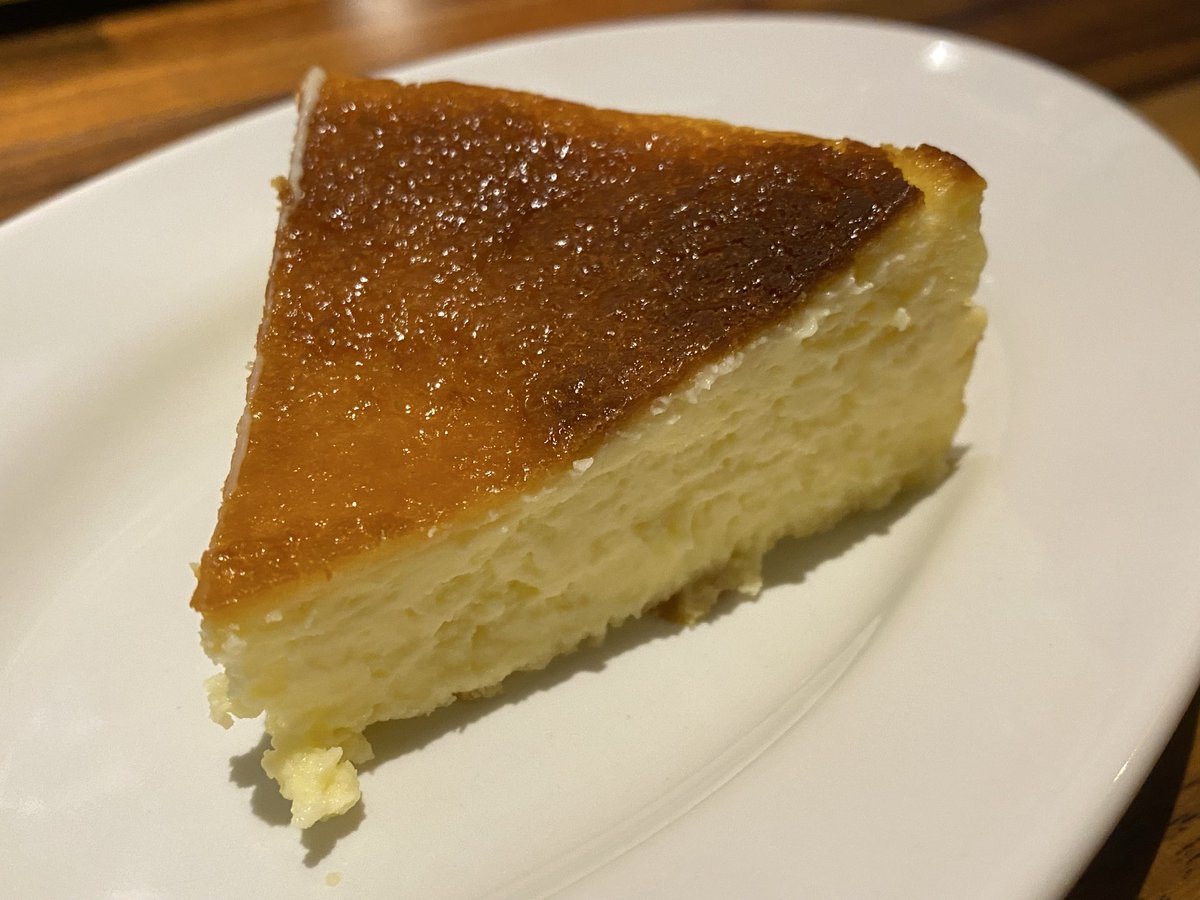 tsuyako_o's tweet photo. 真っ黒までならないけどバスクチーズケーキは安定の美味しさで飲めそうなくらい。 https://t.co/ghXDnRKDZ2