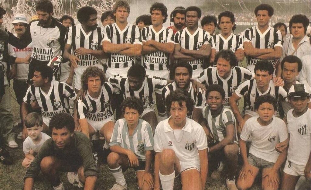 TimedoRei10's tweet photo. Vale ressaltar que a marca alemã já foi fornecedora do Santos por 7 anos (Primeira passagem: De 1980 a 1981; Segunda passagem: De 1984 a 1988.). Durante o período, o Peixão conquistou o Campeonato Paulista de 1984 contra o Corinthians, no Morumbi, por 1x0 com gol de Chulapa. https://t.co/cNBSke63Xl