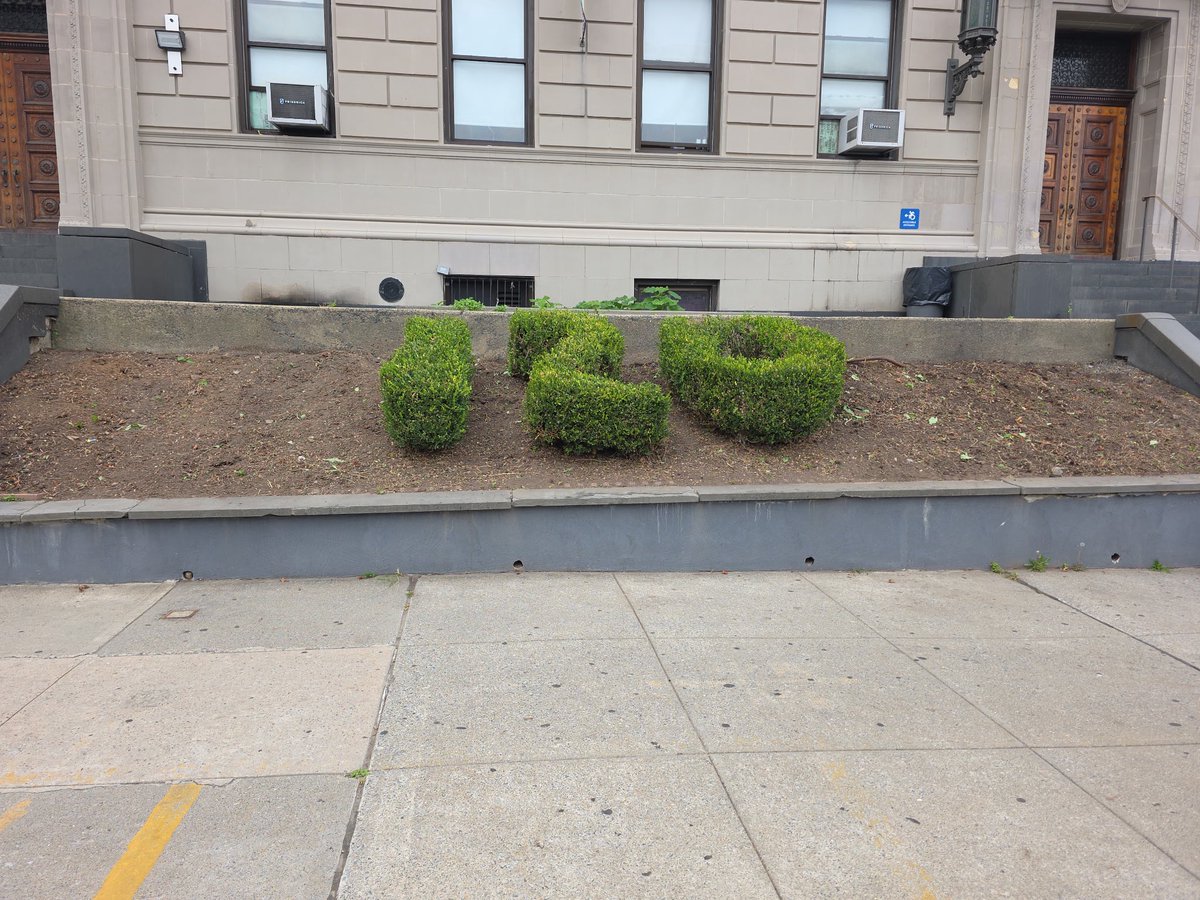 NYPD120Pct's tweet photo. A special thank you to our 120 Community Council for helping beautify the front of the precinct by providing and beautiful new flowers. Your continued support and dedication to the 120 Precinct and our community are greatly appreciated! https://t.co/3cKQ4TD30l