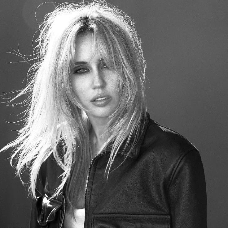 mileyfest's tweet photo. “Bass Persuades” by @miley is now the #1 ALBUM on iTunes in the three biggest music markets:

🇺🇸 iTunes US: #1 (NEW)
🇬🇧 iTunes UK:  #1 (NEW)
🇨🇦 iTunes CA: #1 (NEW) https://t.co/3idwknRFe1