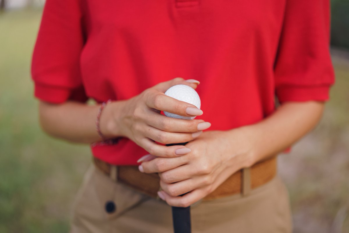 Ashhhhhh421's tweet photo. For friendly skill games, I was near the olive wetlands. Airy flutter and birch texture were around me. My gray watch, indigo jacket, and sand sweatshirt were there too. I felt composed and alert. #GolfHobby #OliveWetlandsGolf https://t.co/Pjrbr3ZUPs
