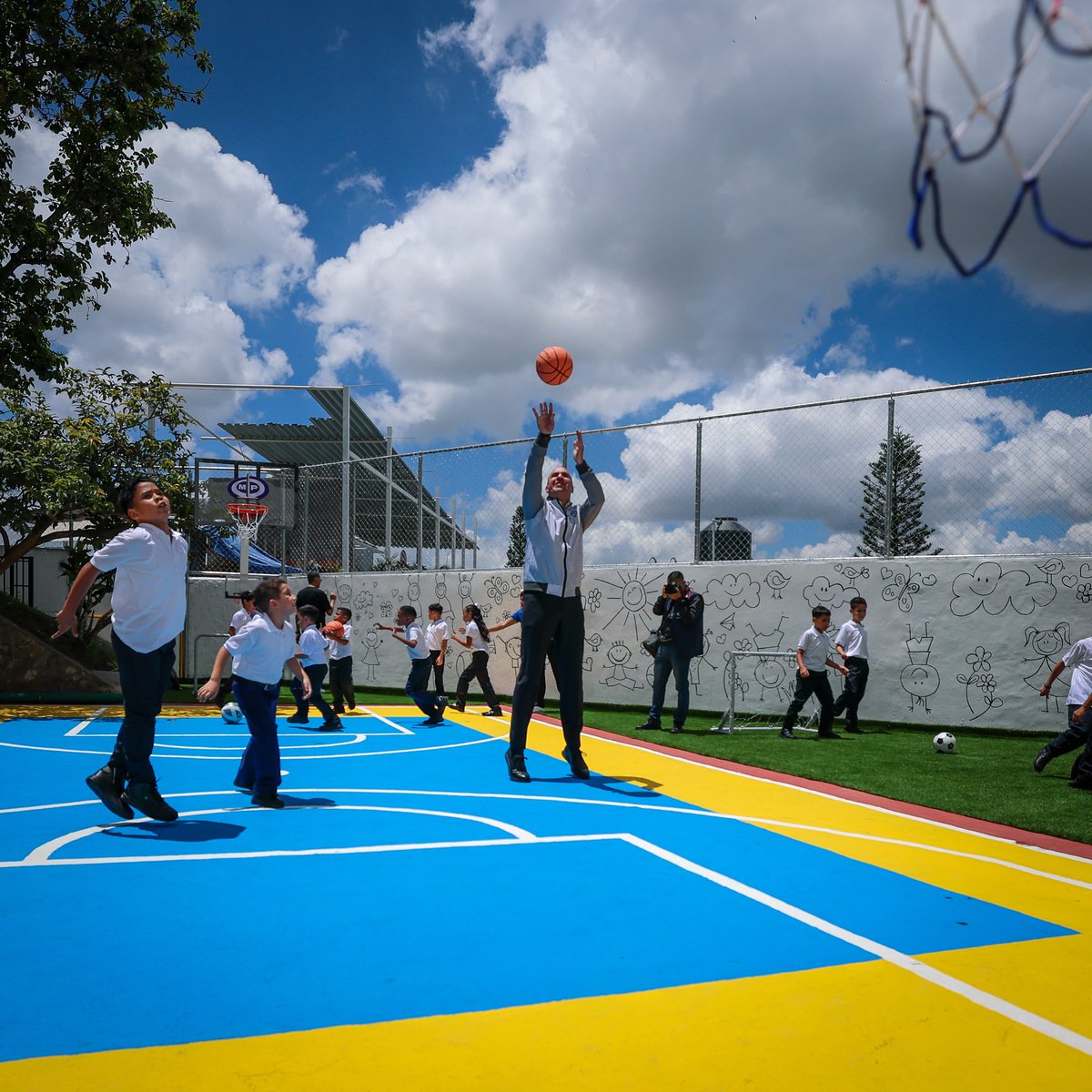 LarryDevoe's tweet photo. Este viernes dedicamos un espacio muy especial en la agenda para compartir, jugar y recorrer las aulas de clases junto a los niños, niñas, personal docente y administrativo de la U.E. Dr. Simón Planas Suárez.

Este centro educativo, adscrito al Ministerio Público, es un pilar fundamental en el bienestar social de los hijos e hijas de nuestros fiscales, funcionarios y trabajadores del Área Metropolitana de Caracas.

Nos llena de un profundo orgullo ver que con un gran esfuerzo, aprovechamos al máximo el período vacacional para reacondicionar totalmente la infraestructura y dotar cada uno de sus espacios, garantizando así las mejores condiciones para su regreso a clases. 

Nuestra misión principal es brindarles atención integral, cuidado y formación pedagógica, promoviendo su desarrollo cognitivo, emocional, social y psicomotor en un entorno seguro y lleno de valores.

¡Y seguimos avanzando! Para este nuevo año escolar sumamos 4to grado y dejamos totalmente preparadas y acondicionadas las aulas para 5to y 6to grado. 

Compartir con nuestros pequeños en sus salones de clase y ver el compromiso de sus maestros y maestras nos reafirma que todo el trabajo realizado vale la pena.

#MinisterioPúblico #BienestarSocial #Educación #SimónPlanasSuárez