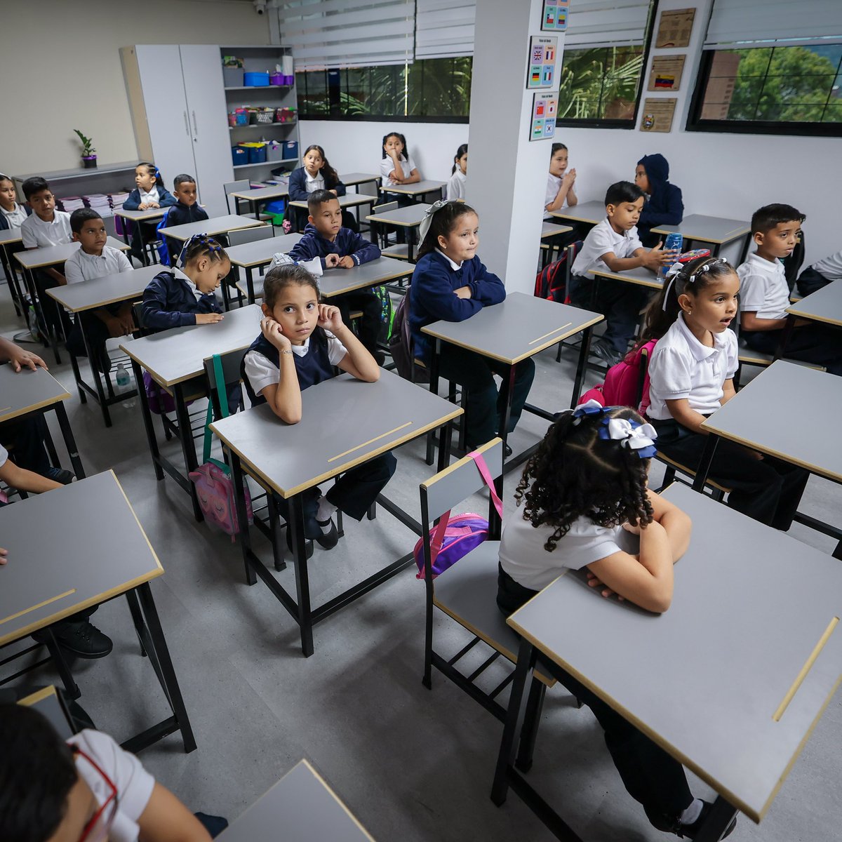 LarryDevoe's tweet photo. Este viernes dedicamos un espacio muy especial en la agenda para compartir, jugar y recorrer las aulas de clases junto a los niños, niñas, personal docente y administrativo de la U.E. Dr. Simón Planas Suárez.

Este centro educativo, adscrito al Ministerio Público, es un pilar fundamental en el bienestar social de los hijos e hijas de nuestros fiscales, funcionarios y trabajadores del Área Metropolitana de Caracas.

Nos llena de un profundo orgullo ver que con un gran esfuerzo, aprovechamos al máximo el período vacacional para reacondicionar totalmente la infraestructura y dotar cada uno de sus espacios, garantizando así las mejores condiciones para su regreso a clases. 

Nuestra misión principal es brindarles atención integral, cuidado y formación pedagógica, promoviendo su desarrollo cognitivo, emocional, social y psicomotor en un entorno seguro y lleno de valores.

¡Y seguimos avanzando! Para este nuevo año escolar sumamos 4to grado y dejamos totalmente preparadas y acondicionadas las aulas para 5to y 6to grado. 

Compartir con nuestros pequeños en sus salones de clase y ver el compromiso de sus maestros y maestras nos reafirma que todo el trabajo realizado vale la pena.

#MinisterioPúblico #BienestarSocial #Educación #SimónPlanasSuárez