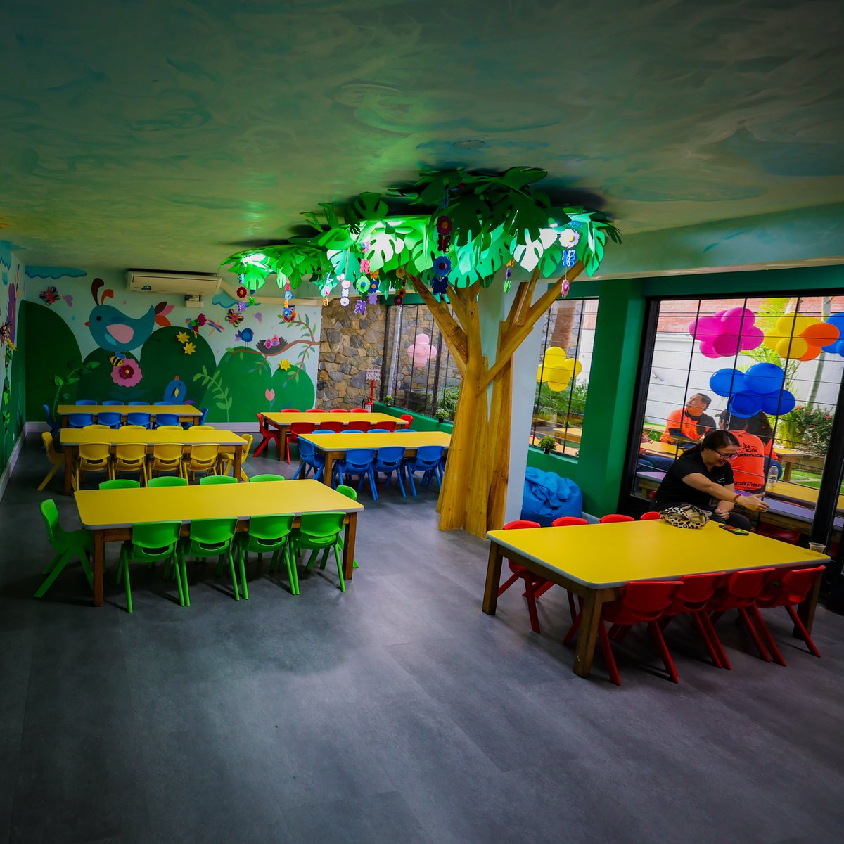 LarryDevoe's tweet photo. Este viernes dedicamos un espacio muy especial en la agenda para compartir, jugar y recorrer las aulas de clases junto a los niños, niñas, personal docente y administrativo de la U.E. Dr. Simón Planas Suárez.

Este centro educativo, adscrito al Ministerio Público, es un pilar fundamental en el bienestar social de los hijos e hijas de nuestros fiscales, funcionarios y trabajadores del Área Metropolitana de Caracas.

Nos llena de un profundo orgullo ver que con un gran esfuerzo, aprovechamos al máximo el período vacacional para reacondicionar totalmente la infraestructura y dotar cada uno de sus espacios, garantizando así las mejores condiciones para su regreso a clases. 

Nuestra misión principal es brindarles atención integral, cuidado y formación pedagógica, promoviendo su desarrollo cognitivo, emocional, social y psicomotor en un entorno seguro y lleno de valores.

¡Y seguimos avanzando! Para este nuevo año escolar sumamos 4to grado y dejamos totalmente preparadas y acondicionadas las aulas para 5to y 6to grado. 

Compartir con nuestros pequeños en sus salones de clase y ver el compromiso de sus maestros y maestras nos reafirma que todo el trabajo realizado vale la pena.

#MinisterioPúblico #BienestarSocial #Educación #SimónPlanasSuárez
