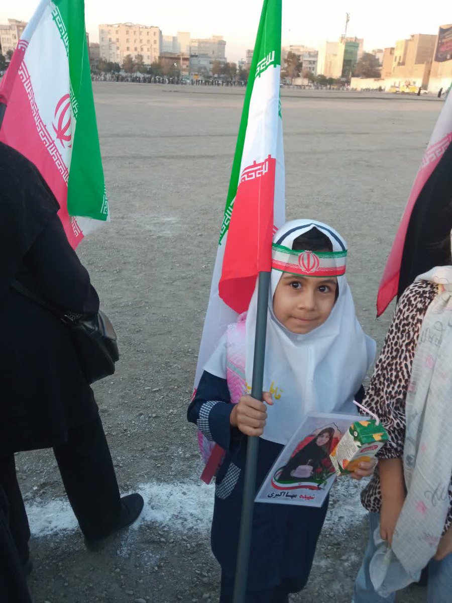 BahareSayari's tweet photo. گفتم فاطمه اگر باهات مصاحبه کنند چی میگی؟ گفت میگم آمریکای خاک بر سر فلفل نبین چه ریزه! مخصوصا اگه ایرانی باشه! گریه ات رو در میارم! https://t.co/LcqycW77dY
