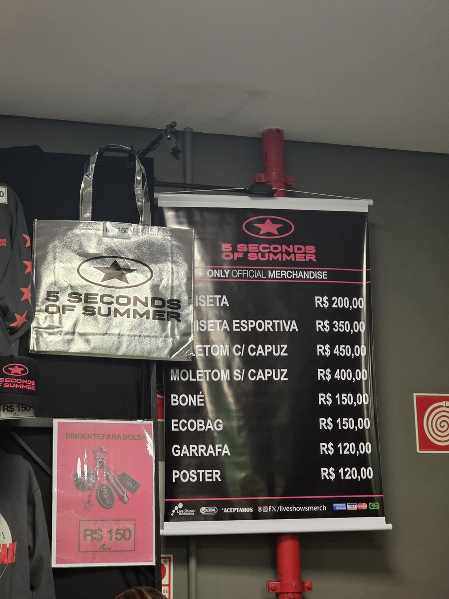 5SOSBrazil's tweet photo. Merch oficial da turnê e os preços!

Acima de R$500,00 é possível parcelar em até 3x. 

#EASSaoPaulo https://t.co/QnWIE6mxKe