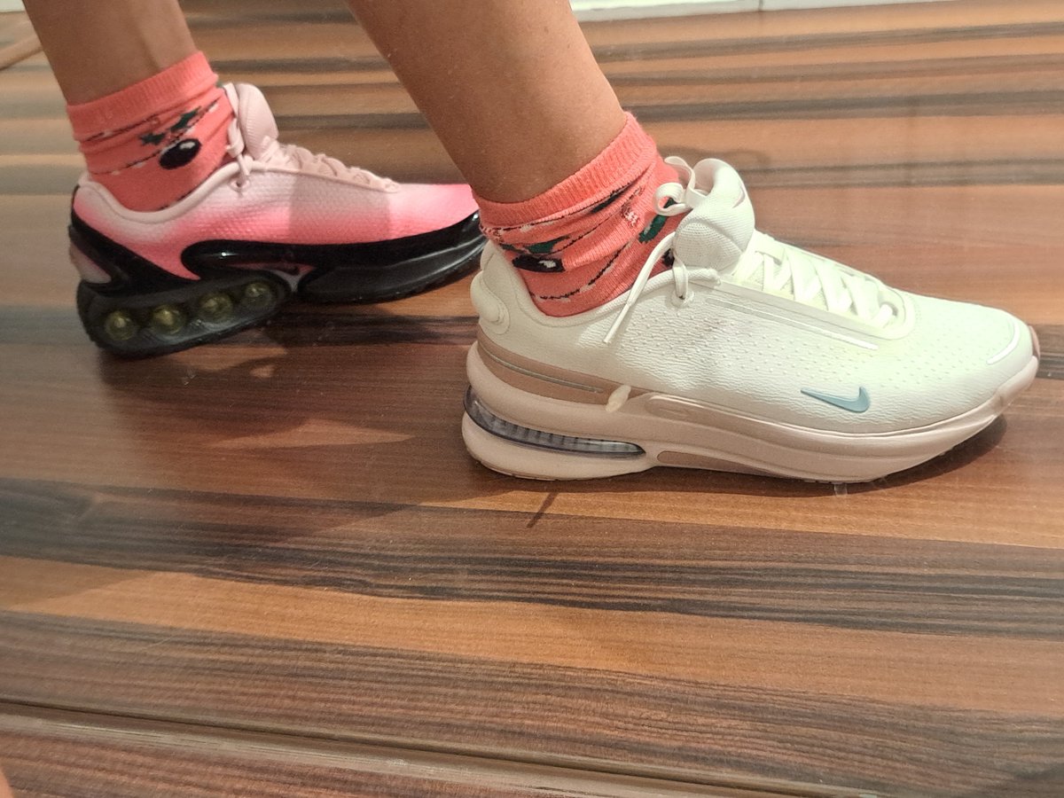 LadyStarJa's tweet photo. Wenn der Sklave beide Sneaker schickt, weil er nicht weiß, welche ich lieber möchte, hat er alles richtig gemacht! Ich wollte beide 😈⛓️ Meine Wishlist gibt Auswahl #findom #herrin #geldherrin #zahlsklave #Paypal #zahlfotze #wishlist #amazon https://t.co/Cft6E6w1FP