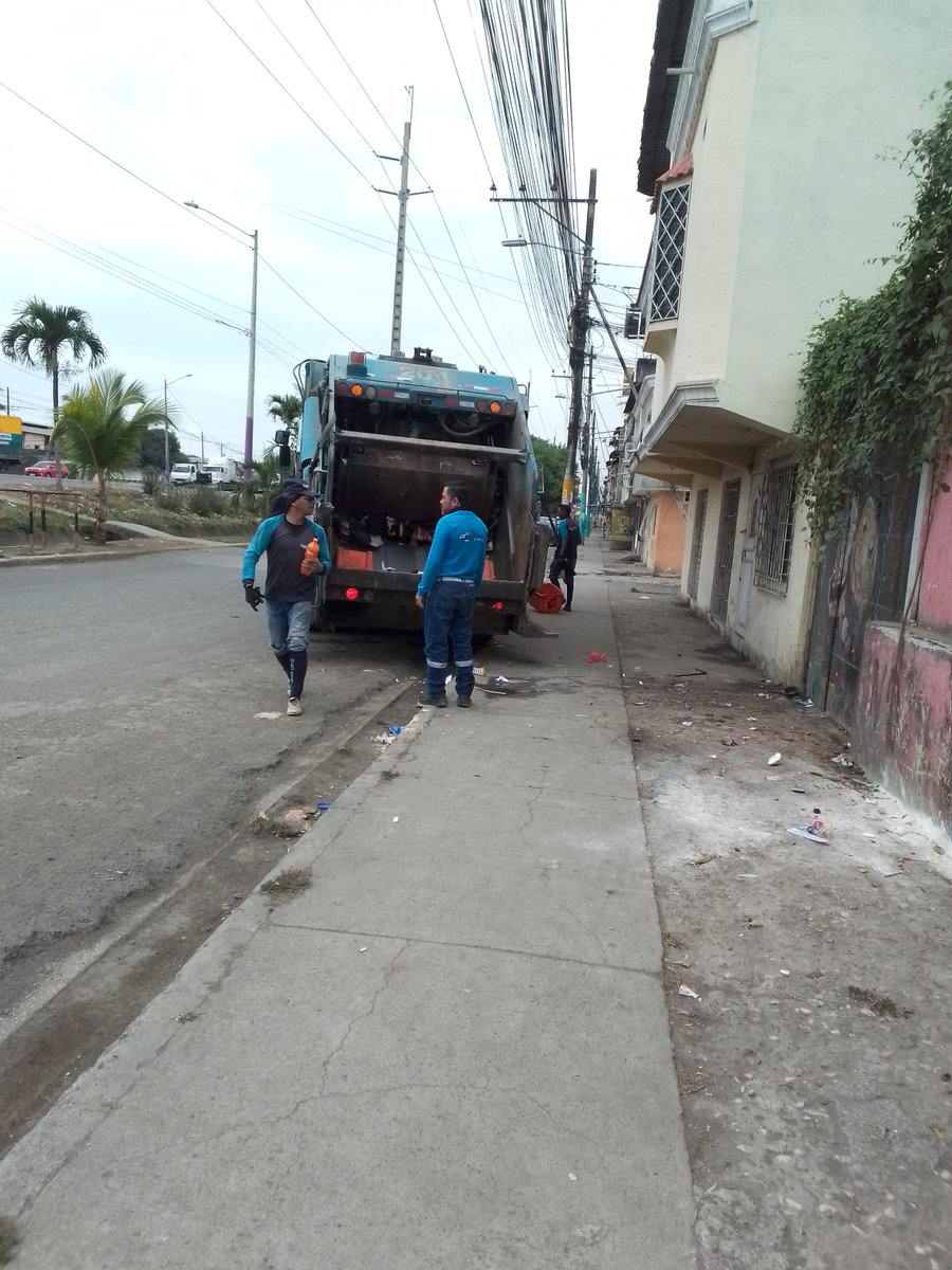 eduardopontoni's tweet photo. Srs @GobiernodeDuran @CHONILLOec el personal de @DuranLimpioec son selectivos,  no recogen los desechos que están en el ducto canal de hormigón de la 4ta Etapa El Recreo. El trabajo de recolección de basura tiene que ser integral @DuranLimpio. https://t.co/zLVxXoc6VM