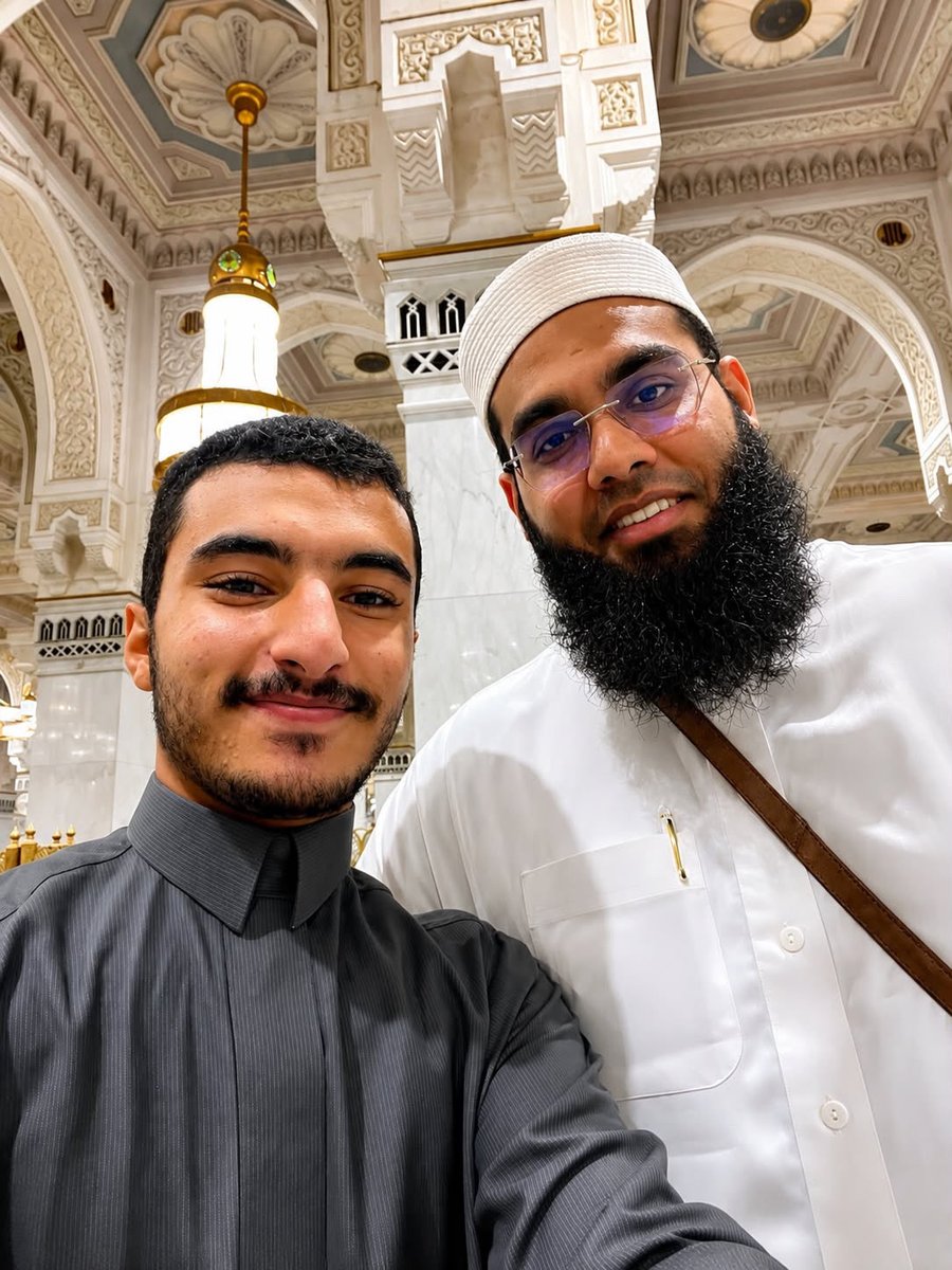 muftishamail's tweet photo. بلدان مختلفة، وثقافات مختلفة، ولغات مختلفة، ومع ذلك #أمة_واحدة. 🤍

في #الحرمين، تتلاشى الحدود والفوارق في الألوان والأعراق والثقافات، ويبقى ما يجمعنا أعظم من كل ما يفرقنا: شهادة واحدة، وقبلة واحدة، وعقيدة واحدة في التوحيد.

من شتى بقاع الأرض، نقف إخوةً تجمعنا محبة #الله ورسوله ﷺ.

قد تفرق الحدود بين الأوطان، لكنها لا تستطيع أن تفرق القلوب التي اجتمعت على #التوحيد.

نسأل الله أن يحفظ وحدة الأمة، وأن يثبتنا على التوحيد والسنة، وأن يجمع قلوبنا على الحق.

أمة #محمد ﷺ 🤍