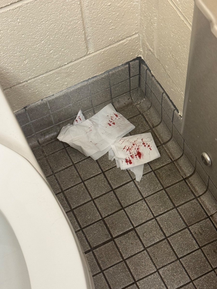 Nik0s_fox's tweet photo. alr fess up which one of you fuckers was it in the SCHOOL BR MIND YOU https://t.co/G9vTZ67VwY