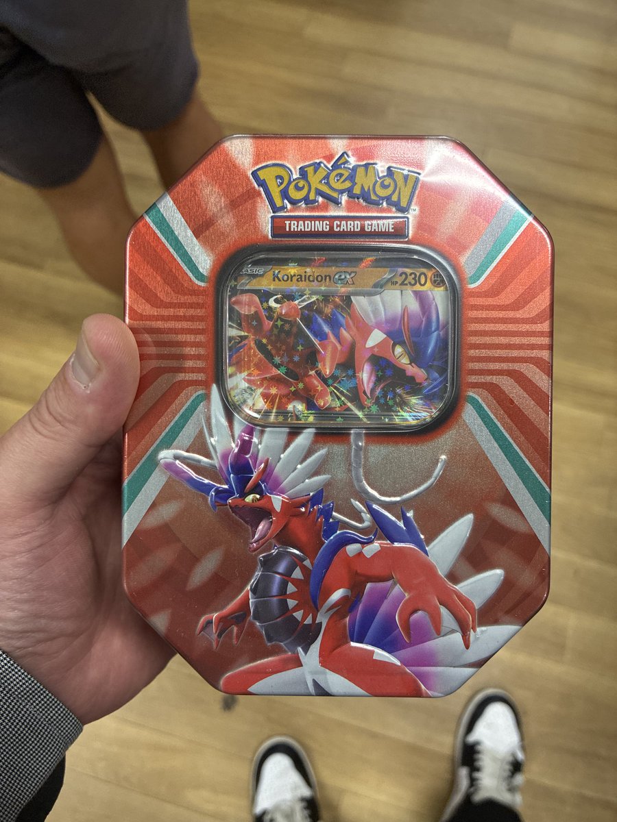 nickyboy1886's tweet photo. Found this in the wild today, £30 at a @WH_Smiths … best pull was the #FullArtMawileV #SilverTempest https://t.co/4LMLeqKiOK