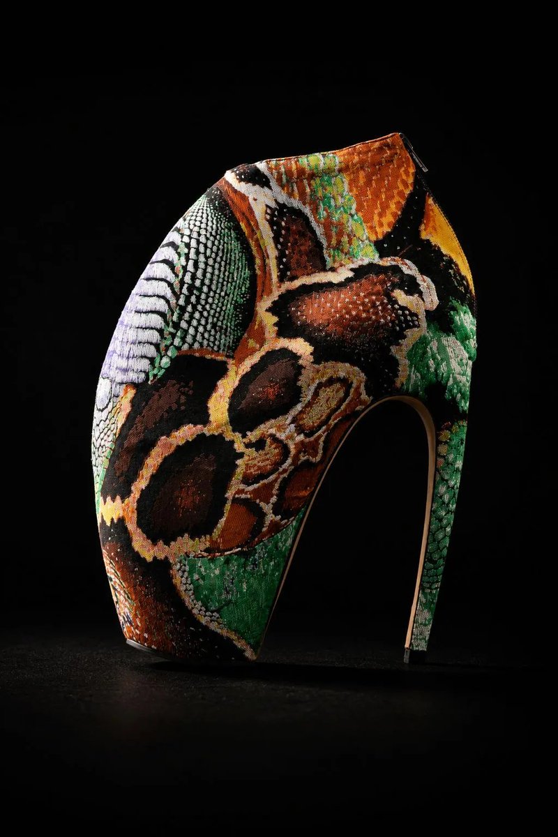 itsbleekerxox's tweet photo. After taxes &amp; auction costs the total sold price tag for the Alexander McQueen SS10 'Plato's Atlantis' Ensemble was $1,586,000 https://t.co/aLZKBDFQnG