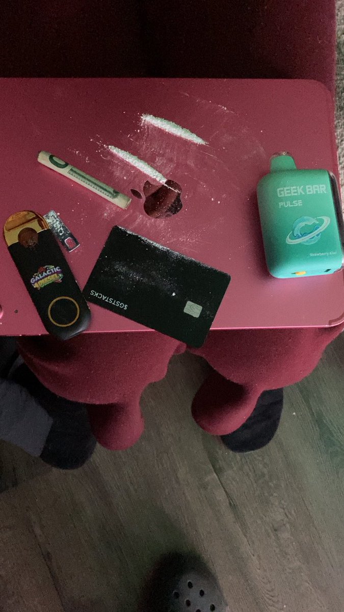 OddlyOrdinary14's tweet photo. Another day another coke sesh #drugtwt https://t.co/R0dHG7lro6