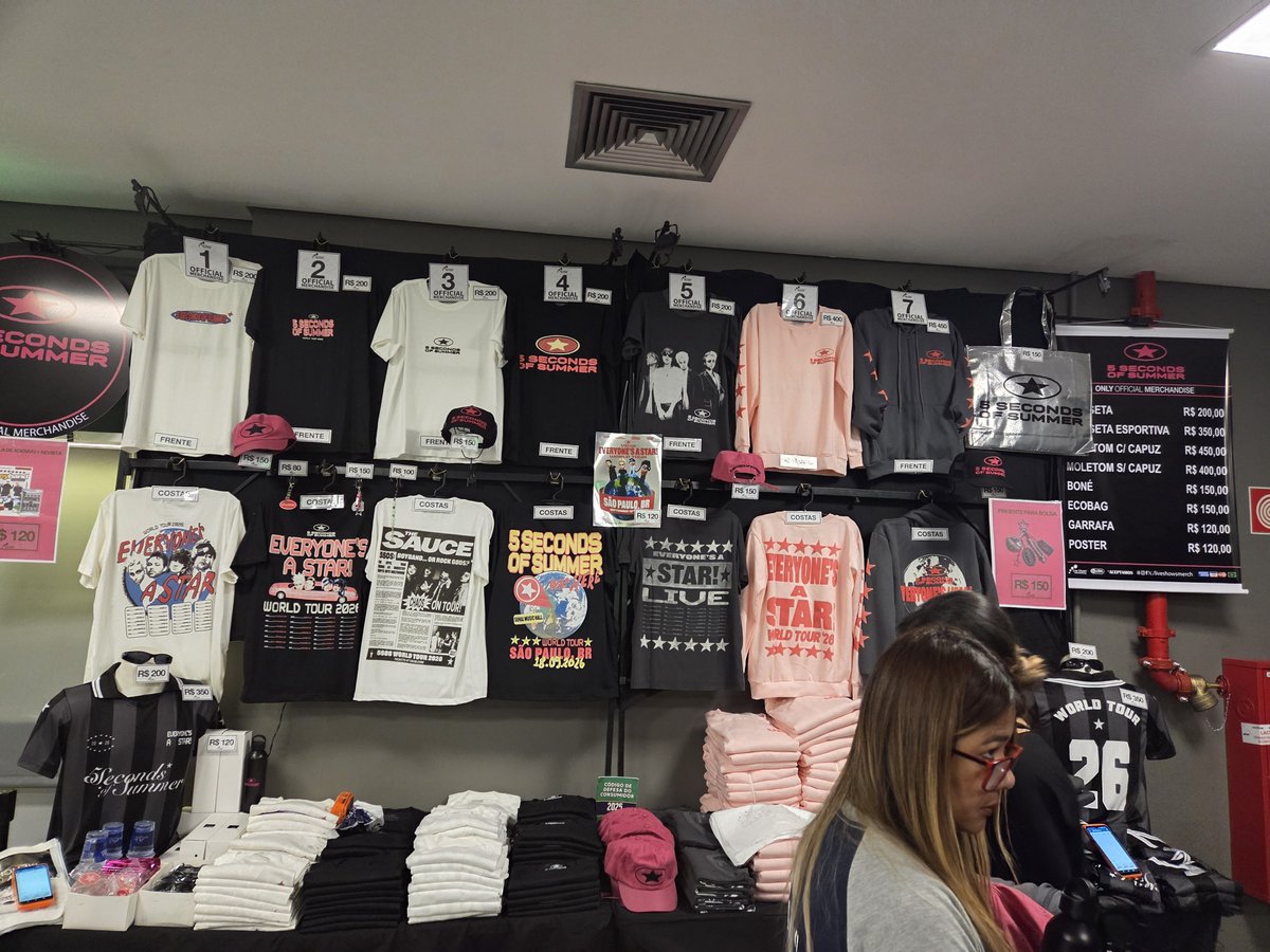 5SOSBrazil's tweet photo. Merch oficial da turnê e os preços!

Acima de R$500,00 é possível parcelar em até 3x. 

#EASSaoPaulo https://t.co/QnWIE6mxKe