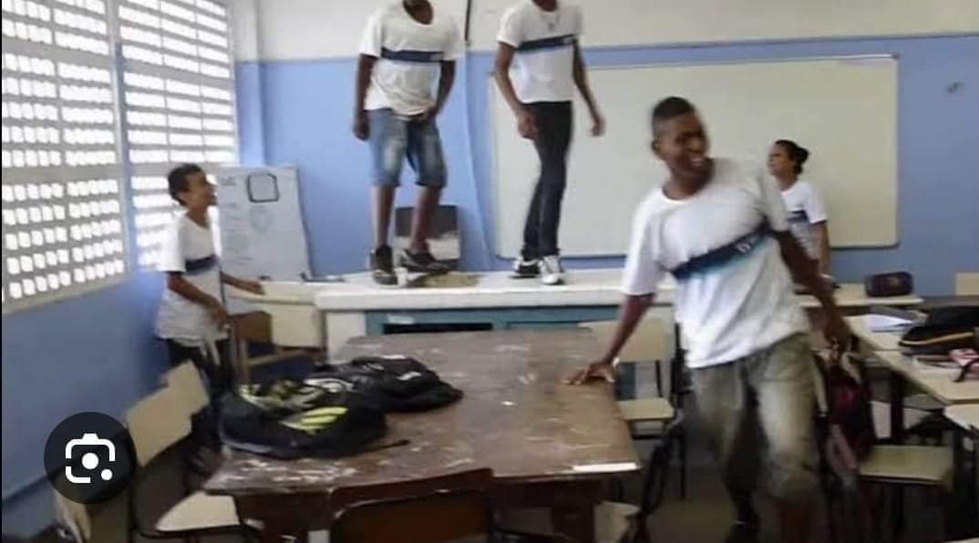 xamixunga25's tweet photo. @ArkRecimpact_ Imagina ter que aguentar isso todo santo dia, isso quando não é retardado com cordão de quebra cabeça e girassol. https://t.co/LquHilIHhN