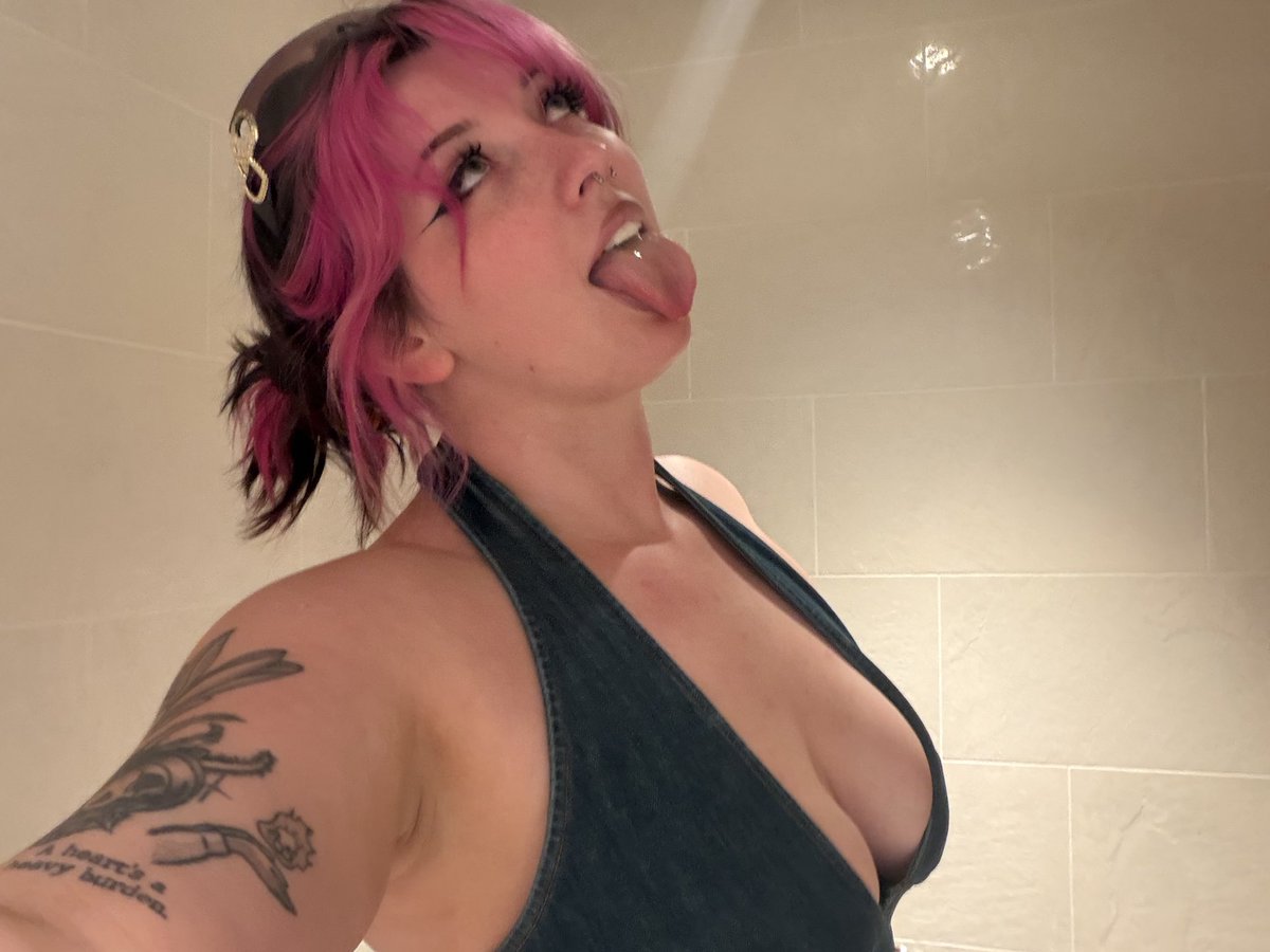 Sunnysunraysx's tweet photo. The bathroom saw a lot of me this day https://t.co/4qAVXRb5BN