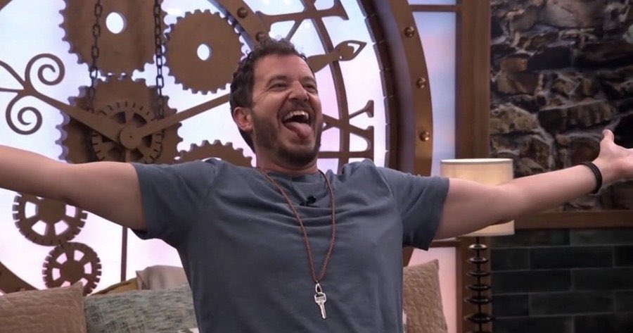 realitytvari's tweet photo. Oh to be an icon fan…. What a day #BB28 https://t.co/VoOebt9whZ
